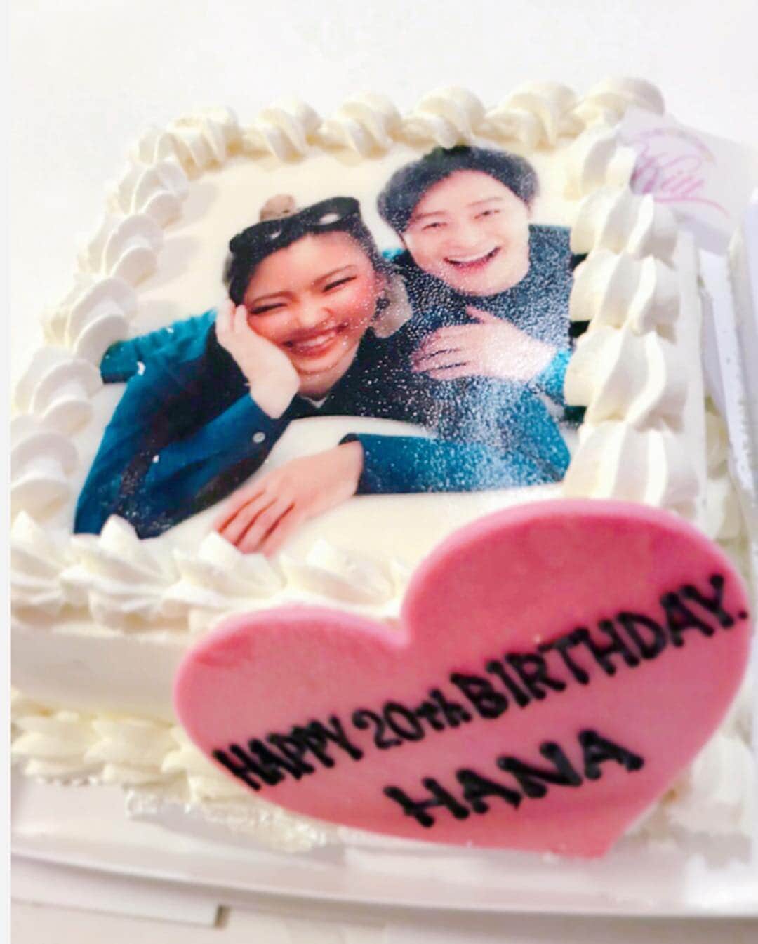 菅又菜摘（ナツ）さんのインスタグラム写真 - (菅又菜摘（ナツ）Instagram)「㊗️ Happy birthday @sh__tksm 妹(三女)が二十歳になりました 成人なんて信じられない ちょっと寂しいけど... 一緒にお酒飲むの楽しみだ🍶💕 和牛の川西さんが大好きな妹へ @kitt.official 和牛ケーキ🎂w 水田さんアイコラごめんなさい はなちゃん💛成人おめでとう 1枚目の写真私だと思ったでしょ？ 妹に私のメイクして私服着せたら こげなつになった😂そっくり でも逆に妹にメイクしてもらったら 私はバカ殿になった💦なぜだ... 三姉妹みんな無事に成人になりました まま産んでくれてありがとう🙏🏾 #mysister #20th #birthday #kitt #kittofficial #birthdaycake #photocake #wagyu #cake #happybirthday #love #family  #sister #sisters #myfamily #kotsubu #sapporo #hokkaido」4月26日 14時09分 - kogenatsu920