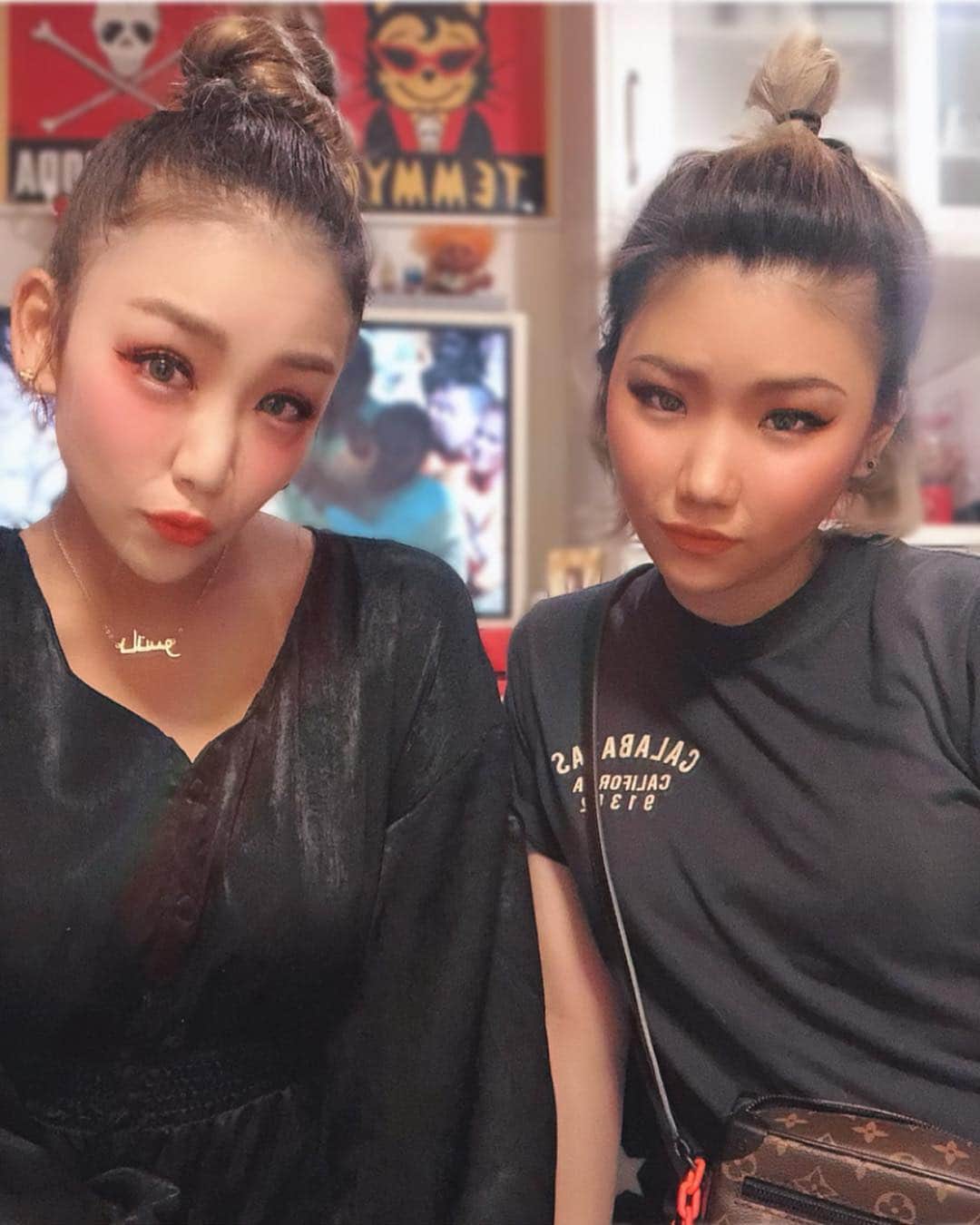 菅又菜摘（ナツ）さんのインスタグラム写真 - (菅又菜摘（ナツ）Instagram)「㊗️ Happy birthday @sh__tksm 妹(三女)が二十歳になりました 成人なんて信じられない ちょっと寂しいけど... 一緒にお酒飲むの楽しみだ🍶💕 和牛の川西さんが大好きな妹へ @kitt.official 和牛ケーキ🎂w 水田さんアイコラごめんなさい はなちゃん💛成人おめでとう 1枚目の写真私だと思ったでしょ？ 妹に私のメイクして私服着せたら こげなつになった😂そっくり でも逆に妹にメイクしてもらったら 私はバカ殿になった💦なぜだ... 三姉妹みんな無事に成人になりました まま産んでくれてありがとう🙏🏾 #mysister #20th #birthday #kitt #kittofficial #birthdaycake #photocake #wagyu #cake #happybirthday #love #family  #sister #sisters #myfamily #kotsubu #sapporo #hokkaido」4月26日 14時09分 - kogenatsu920