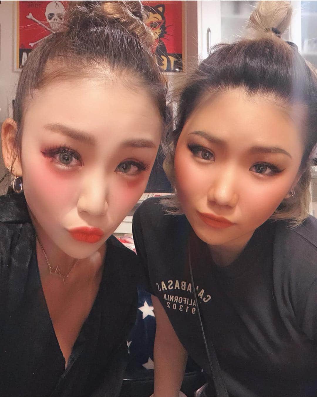 菅又菜摘（ナツ）さんのインスタグラム写真 - (菅又菜摘（ナツ）Instagram)「㊗️ Happy birthday @sh__tksm 妹(三女)が二十歳になりました 成人なんて信じられない ちょっと寂しいけど... 一緒にお酒飲むの楽しみだ🍶💕 和牛の川西さんが大好きな妹へ @kitt.official 和牛ケーキ🎂w 水田さんアイコラごめんなさい はなちゃん💛成人おめでとう 1枚目の写真私だと思ったでしょ？ 妹に私のメイクして私服着せたら こげなつになった😂そっくり でも逆に妹にメイクしてもらったら 私はバカ殿になった💦なぜだ... 三姉妹みんな無事に成人になりました まま産んでくれてありがとう🙏🏾 #mysister #20th #birthday #kitt #kittofficial #birthdaycake #photocake #wagyu #cake #happybirthday #love #family  #sister #sisters #myfamily #kotsubu #sapporo #hokkaido」4月26日 14時09分 - kogenatsu920