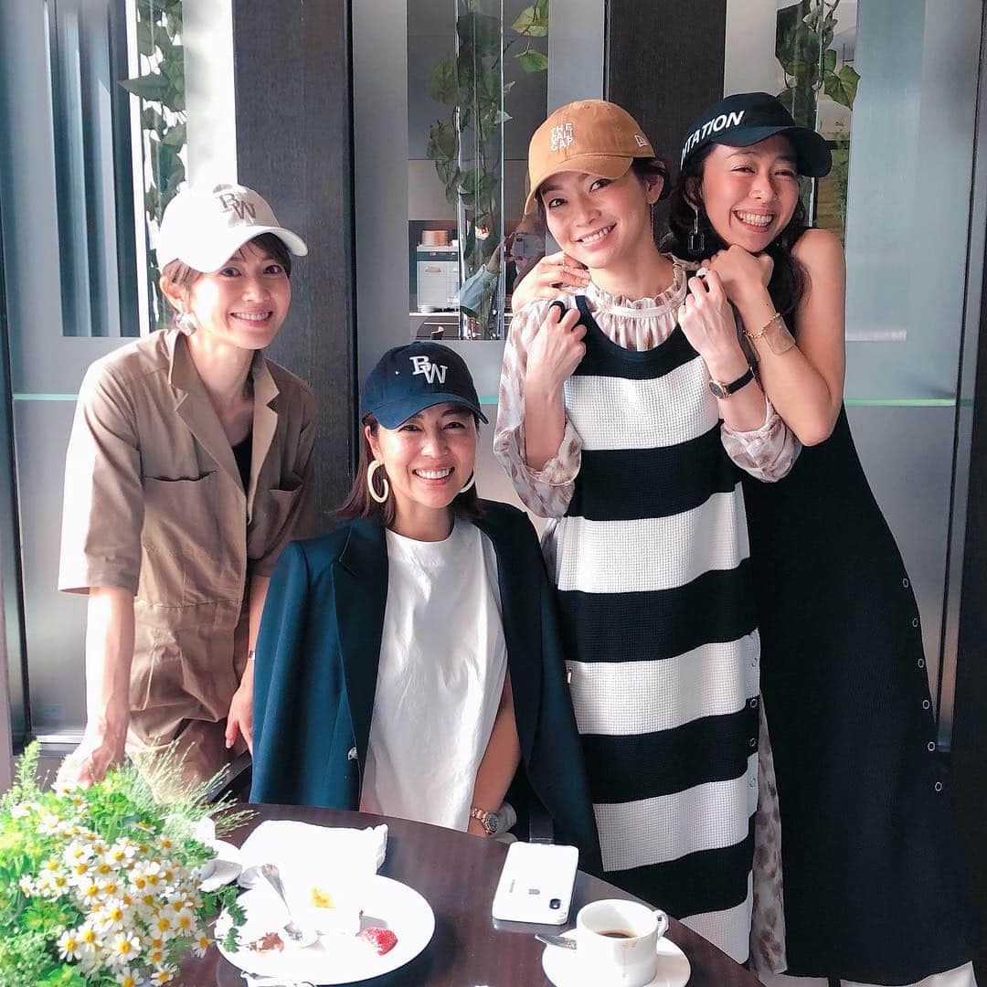 のインスタグラム：「大好きなメンバー♡でLunch！  皆芸歴長めっ🤣⤴︎w それぞれの立ったてる場所で、それぞれがしなやかに頑張ってる尊敬するモデル仲間なのです✨  皆が @newerajapan × @bayflow_inc のトリプルコラボCap被ってくれたーー😭💗うぅ〜感激だ！！ @hiroko_hatano_  @junsatoidea  @rikuka.62」