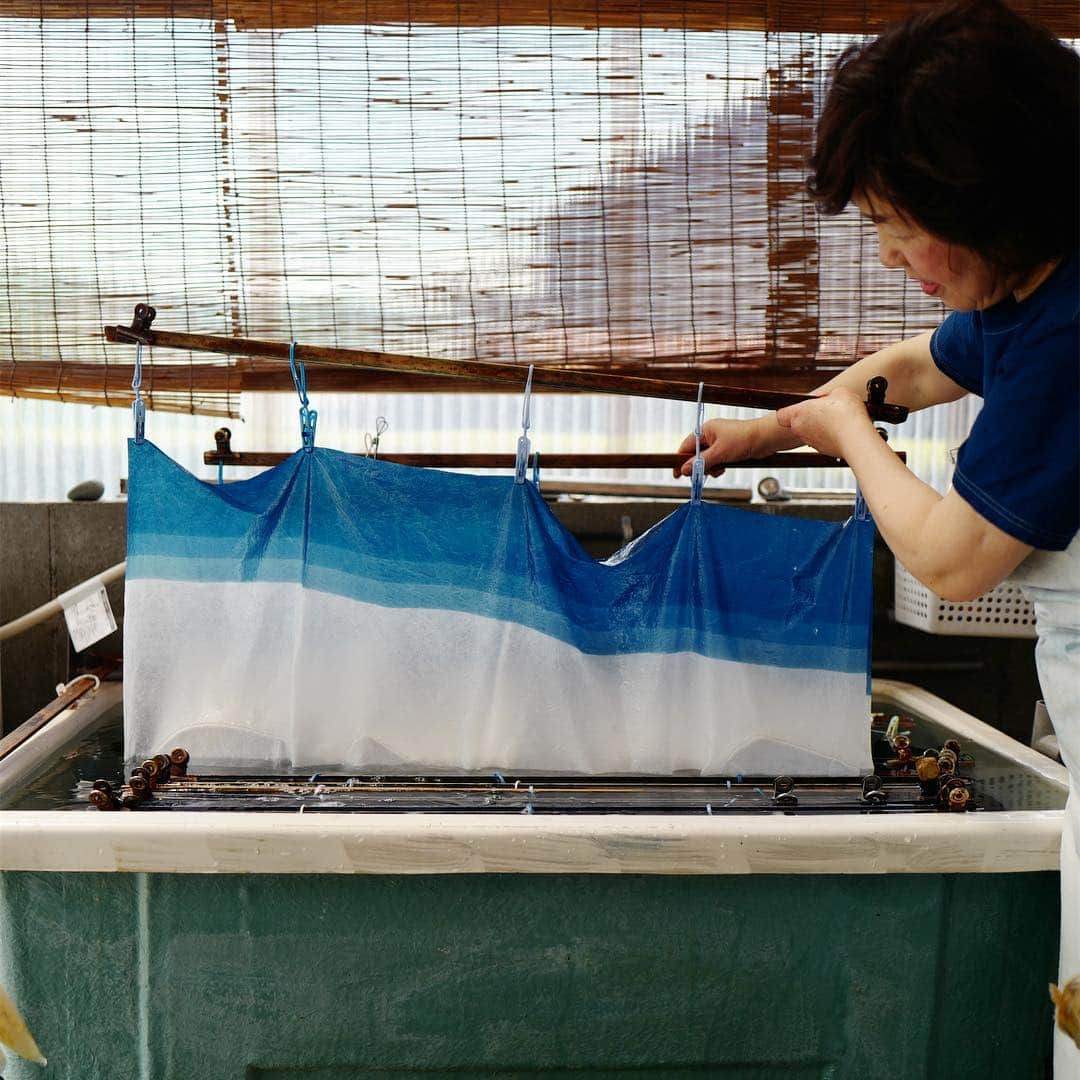 行方 久子 Hisako Namekataさんのインスタグラム写真 - (行方 久子 Hisako NamekataInstagram)「#hisakotravel  今日は徳島 @awagami_factory 撮影取材。 ため息が出るほど美しい阿波和紙の藍染💙」4月26日 14時12分 - hisakonamekata
