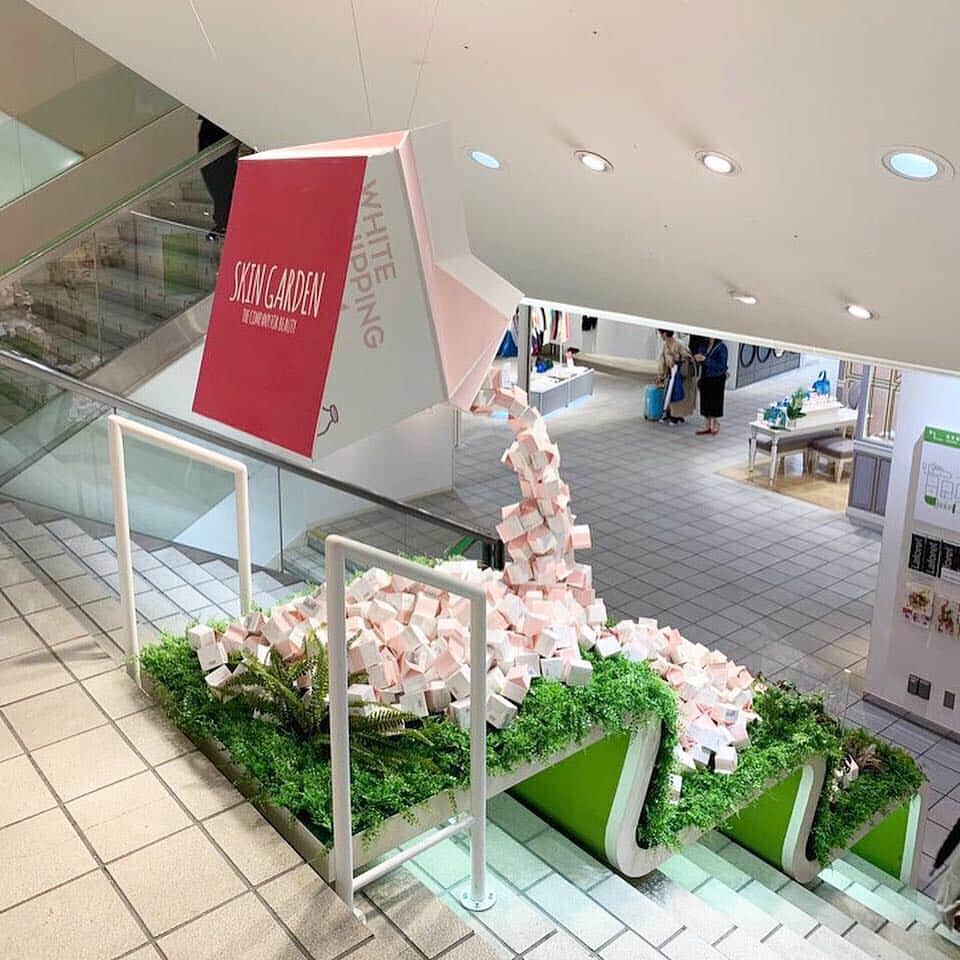 SKINGARDEN［スキンガーデン］さんのインスタグラム写真 - (SKINGARDEN［スキンガーデン］Instagram)「﻿ ただいまラフォーレ原宿1階の階段にて﻿ SKINGARDENの大人気商品🍼ウユクリームの﻿ ディスプレイが展示されております😍💓﻿ ﻿ ﻿ 階段ディスプレイ展示期間に合わせて﻿ 本日4月26日(金)〜5月1日(水)のあいだ﻿ SKIN GARDEN 原宿店の店舗にてイベントを﻿ 開催いたします🤩✨﻿ ﻿ 期間中に、G9SKINのミルクシリーズを購入﻿ していただいたお客様にカラートークティントを﻿ プレゼント🎁🎉﻿ ﻿ 是非みなさまこの機会にお越しくださいませ❤️﻿ ﻿ ﻿ ﻿﻿ #skingarden #スキンガーデン #新大久保 #신오쿠보 #韓国 #韓国メイク #韓国コスメ #メイク #コスメ #한국화장품 #한국메이크업 #메이크업 #코스메틱  #g9skin #berrisome #elishacoy #日韓 #좋아요 #instagood #beauty #cute #原宿 #ラフォーレ原宿 #プレゼント #牛乳クリーム #우유크림 #ウユクリーム」4月26日 14時26分 - skingarden.jp