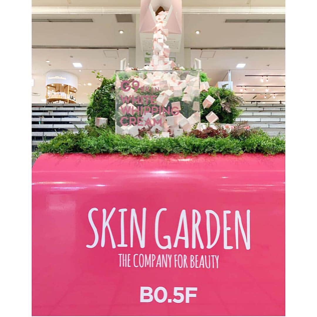 SKINGARDEN［スキンガーデン］さんのインスタグラム写真 - (SKINGARDEN［スキンガーデン］Instagram)「﻿ ただいまラフォーレ原宿1階の階段にて﻿ SKINGARDENの大人気商品🍼ウユクリームの﻿ ディスプレイが展示されております😍💓﻿ ﻿ ﻿ 階段ディスプレイ展示期間に合わせて﻿ 本日4月26日(金)〜5月1日(水)のあいだ﻿ SKIN GARDEN 原宿店の店舗にてイベントを﻿ 開催いたします🤩✨﻿ ﻿ 期間中に、G9SKINのミルクシリーズを購入﻿ していただいたお客様にカラートークティントを﻿ プレゼント🎁🎉﻿ ﻿ 是非みなさまこの機会にお越しくださいませ❤️﻿ ﻿ ﻿ ﻿﻿ #skingarden #スキンガーデン #新大久保 #신오쿠보 #韓国 #韓国メイク #韓国コスメ #メイク #コスメ #한국화장품 #한국메이크업 #메이크업 #코스메틱  #g9skin #berrisome #elishacoy #日韓 #좋아요 #instagood #beauty #cute #原宿 #ラフォーレ原宿 #プレゼント #牛乳クリーム #우유크림 #ウユクリーム」4月26日 14時26分 - skingarden.jp