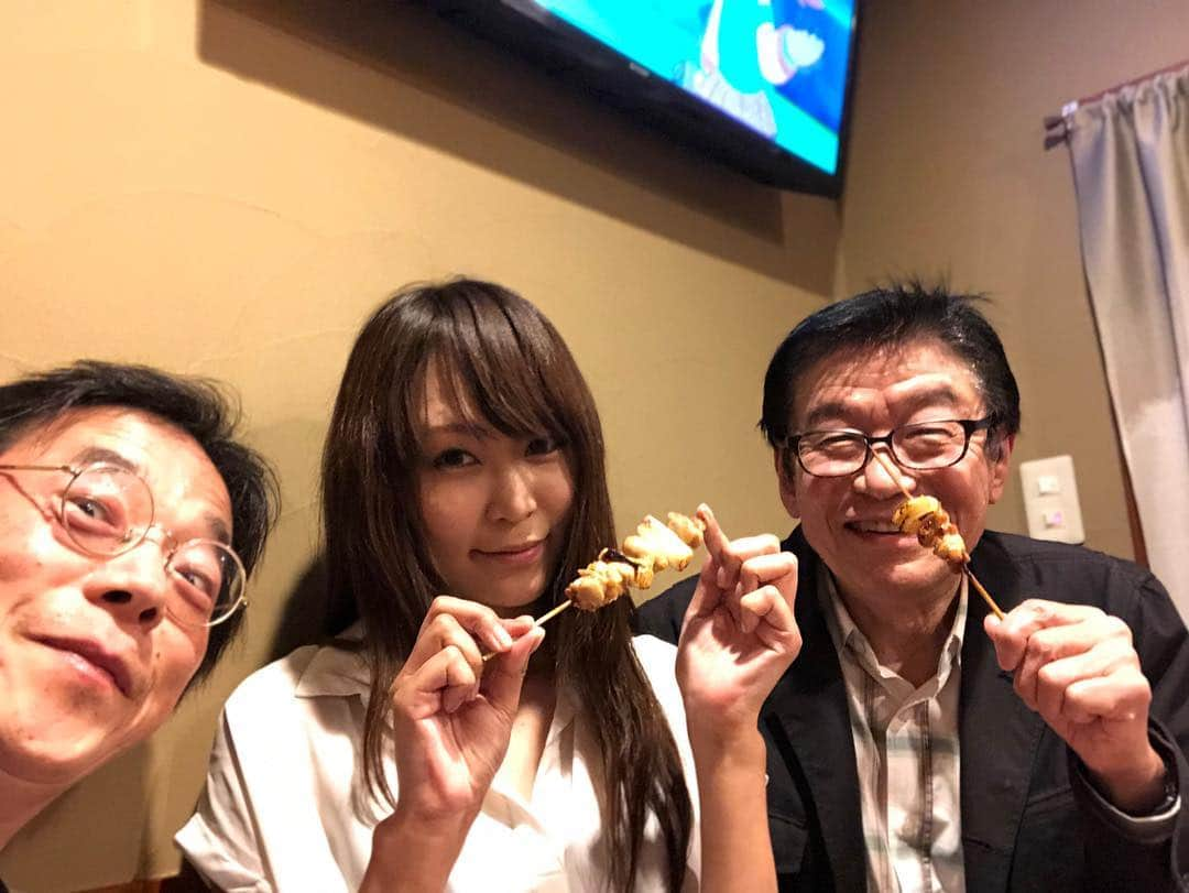 小野さゆりさんのインスタグラム写真 - (小野さゆりInstagram)「タオル行脚✨  メソさん、タカラ湯のご主人と銭湯入ったり焼き鳥食べたり探検したり、エスディコーヒー行ったりたのしすぎた✨  エスディコーヒーは、銭湯コンセプトカフェ✨ 食べ物や飲み物が桶や升に入ってくるの(*⁰▿⁰*) らんまのシャンプーが使ってるとこしかみたことないおかもちでわざわざとどけてくれる(*⁰▿⁰*)笑笑  やばあたのしい❤️笑笑 ずるいー❤️笑笑 センス抜群すぎる❤️笑笑  スタッフさんが美男美女しかいなかったなぁ(≧∀≦) お客さんもお店も優しいひとしかいない、 メソさんの絵が飾ってあるタカラ湯でひとっぷろ浴びたとは、 大将お気に入りの焼き鳥屋さんへ✨  おもしろくぼけてくれるご主人をつっこむおのをおだやかにたしなめてくれるめそさんでした✨ メソさんはおだやかで癒されるし、本当に銭湯が大好きで、大将と一緒にいろいろおしえてくれました✨  例えば、銭湯の軒下にぶら下がってる弓は縁起担ぎかと思いや、 弓いる→湯入る というだじゃれなんだって✨  大人になってもすきなものをみんなですきとか素敵とかいいあえるのたのしいなあー✨  昭和探したのしすぎた(*⁰▿⁰*) まだまだ世界はおもしろいゲームや漫画みたいな場所がたくさんだ  どんなにすてきな場所も 後継やお金をだしてくれるお客さんがいなくなったら二度と行くことができなくなるから、 なるべく行きたいとおもった時にいかないと！(*⁰▿⁰*) 会いたい人にも会いたいときに会わないと！  おみやは、  vertexスポンサーウィルコムさんから、 10種類のレトロゲームが実際にできるスマホカバー✨  ご協力ありがとうございました✨  #漫画家 #銭湯 #北千住  #イラストレーター #レースクイーン横断幕  #ウィルコム #WILLCOM #週刊少年オノチャンピオン #小野さゆり #エスディコーヒー #SDコーヒー #北千住 #北千住カフェ  #北千住グルメ  #タカラ湯 #vertex #teamvertex #漫画 #manga #JAPAN #日本  ウィルコム http://www.willcom-co.com/index.html  D1GP参戦 vertex http://www.t-and-e.co.jp/m_sponcer.html D1GP http://www.d1gp.co.jp」4月26日 14時28分 - sayuriono0301