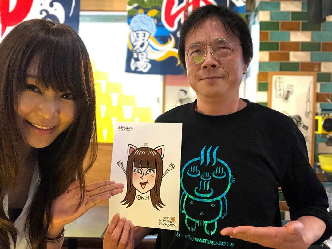 小野さゆりさんのインスタグラム写真 - (小野さゆりInstagram)「タオル行脚✨  メソさん、タカラ湯のご主人と銭湯入ったり焼き鳥食べたり探検したり、エスディコーヒー行ったりたのしすぎた✨  エスディコーヒーは、銭湯コンセプトカフェ✨ 食べ物や飲み物が桶や升に入ってくるの(*⁰▿⁰*) らんまのシャンプーが使ってるとこしかみたことないおかもちでわざわざとどけてくれる(*⁰▿⁰*)笑笑  やばあたのしい❤️笑笑 ずるいー❤️笑笑 センス抜群すぎる❤️笑笑  スタッフさんが美男美女しかいなかったなぁ(≧∀≦) お客さんもお店も優しいひとしかいない、 メソさんの絵が飾ってあるタカラ湯でひとっぷろ浴びたとは、 大将お気に入りの焼き鳥屋さんへ✨  おもしろくぼけてくれるご主人をつっこむおのをおだやかにたしなめてくれるめそさんでした✨ メソさんはおだやかで癒されるし、本当に銭湯が大好きで、大将と一緒にいろいろおしえてくれました✨  例えば、銭湯の軒下にぶら下がってる弓は縁起担ぎかと思いや、 弓いる→湯入る というだじゃれなんだって✨  大人になってもすきなものをみんなですきとか素敵とかいいあえるのたのしいなあー✨  昭和探したのしすぎた(*⁰▿⁰*) まだまだ世界はおもしろいゲームや漫画みたいな場所がたくさんだ  どんなにすてきな場所も 後継やお金をだしてくれるお客さんがいなくなったら二度と行くことができなくなるから、 なるべく行きたいとおもった時にいかないと！(*⁰▿⁰*) 会いたい人にも会いたいときに会わないと！  おみやは、  vertexスポンサーウィルコムさんから、 10種類のレトロゲームが実際にできるスマホカバー✨  ご協力ありがとうございました✨  #漫画家 #銭湯 #北千住  #イラストレーター #レースクイーン横断幕  #ウィルコム #WILLCOM #週刊少年オノチャンピオン #小野さゆり #エスディコーヒー #SDコーヒー #北千住 #北千住カフェ  #北千住グルメ  #タカラ湯 #vertex #teamvertex #漫画 #manga #JAPAN #日本  ウィルコム http://www.willcom-co.com/index.html  D1GP参戦 vertex http://www.t-and-e.co.jp/m_sponcer.html D1GP http://www.d1gp.co.jp」4月26日 14時28分 - sayuriono0301