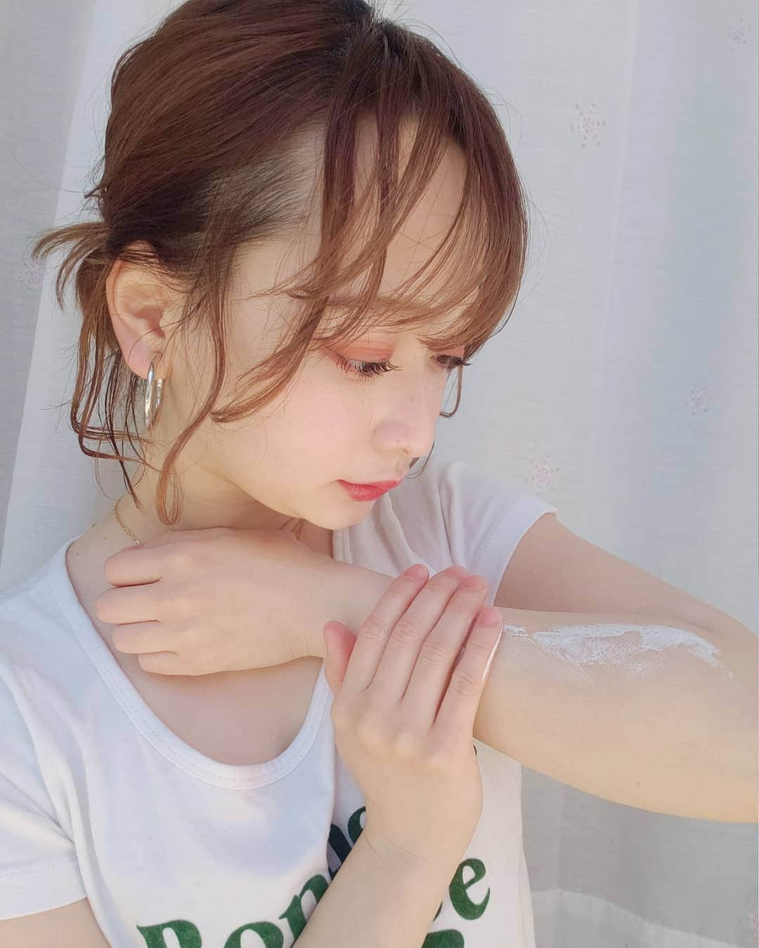 齊藤美沙貴さんのインスタグラム写真 - (齊藤美沙貴Instagram)「肌を出す季節が近づいてくると 欠かせないのがUVカット(T＿T)☀️ ㅤㅤㅤㅤㅤㅤㅤㅤㅤㅤ アネッサのパーフェクトUV スキンケアジェルは 強力UVなのに、スキンケア成分が50％配合 されているから肌への不安もなく外出が 楽しめるのがうれしい💕 ㅤㅤㅤㅤㅤㅤㅤㅤㅤㅤ 今回商品は資生堂ジャパン様から いただきました ㅤㅤㅤㅤㅤㅤㅤㅤㅤㅤ 日焼け止めを選ぶときにSPFだけで 選ぶのではなくて、 スキンケア成分が含まれてるか、 汗や水に対してはどうか、 落としやすいかを見ています😊 あとは、香りとかも気にしています！ ㅤㅤㅤㅤㅤㅤㅤㅤㅤㅤ 日焼け止め独特の香りがしちゃうものや 肌がざらついた質感に感じてしまう物は、 わたしは苦手なので、、、😖 ㅤㅤㅤㅤㅤㅤㅤㅤㅤㅤ 使ってみてジェルがすっと伸びて みずみずしい塗り心地だったし、 香りも良かったです◎　 ㅤㅤㅤㅤㅤㅤㅤㅤㅤㅤ 汗や水、こすれに対する機能も あるのもうれしいからこの夏は たくさん愛用してスキンケアしながら UVカットしていきたい☀️！、 ㅤㅤㅤㅤㅤㅤㅤㅤㅤㅤ 日差しに負けないで たくさん外出たのしみたいな～😊❤️❤️ @anessa_official_shiseido #アネッサ#スキンケアする強力UV#PR」4月26日 14時32分 - misya_kids