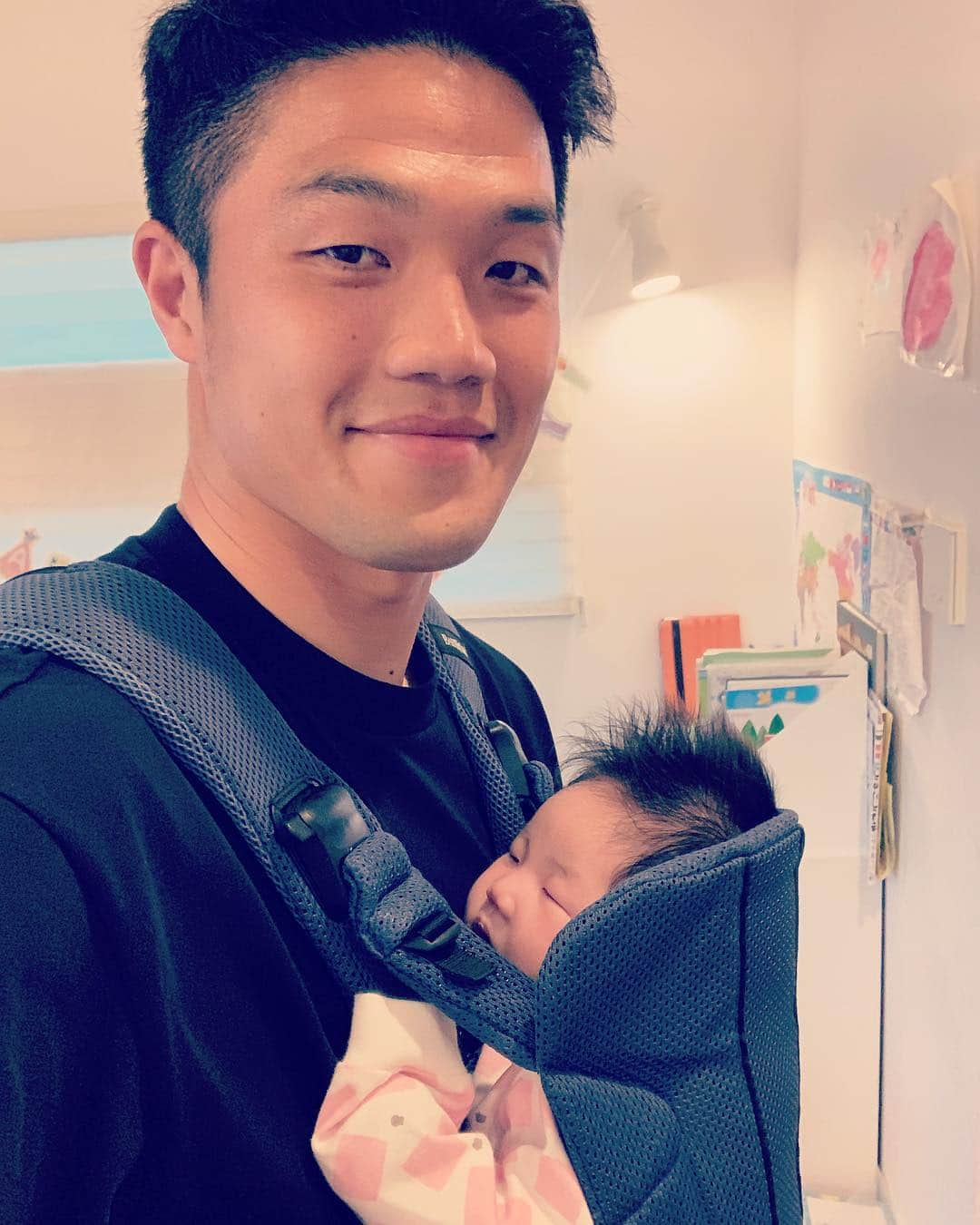 チョン・ソンリョンさんのインスタグラム写真 - (チョン・ソンリョンInstagram)「#👶🏻#🍼#❤️#다둥이아빠#딸바보」4月26日 14時32分 - jung.sung.ryong