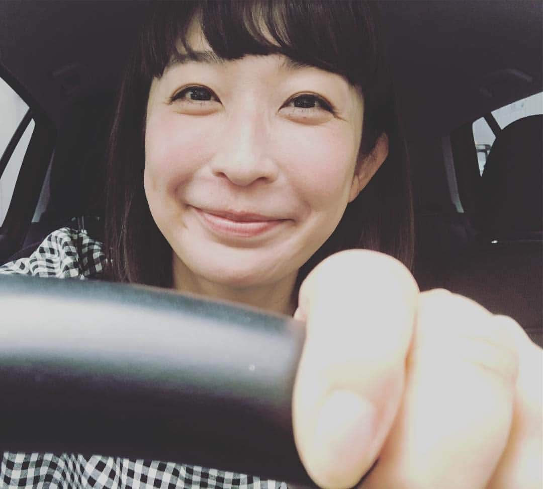 小野真弓さんのインスタグラム写真 - (小野真弓Instagram)「衣装合わせで撮影所に来ました。 安定の早く着き過ぎ車内待機🚘(๑･̑◡･̑๑)知り合い通らないかなーとキョロキョロ。まるで不審者😂 #小野真弓#心配性#遅刻嫌い#停車中」4月26日 14時34分 - hanaharuaroi