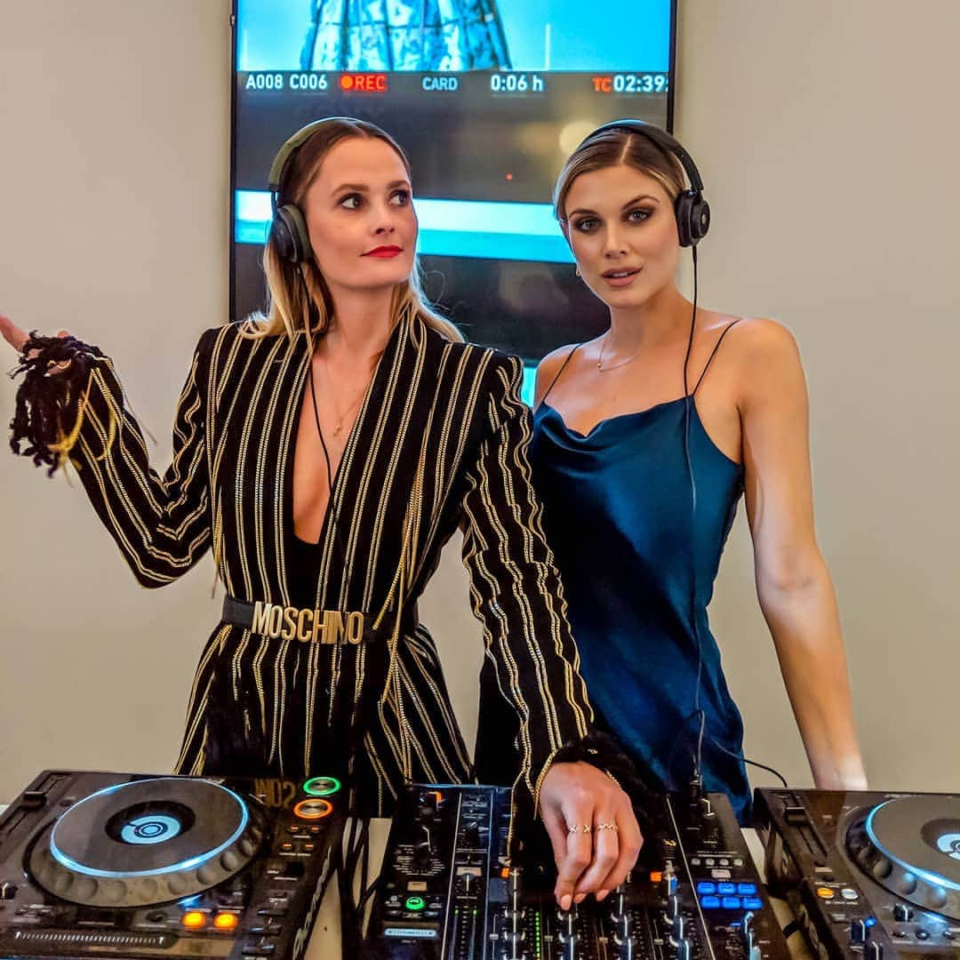 Ashley Jamesさんのインスタグラム写真 - (Ashley JamesInstagram)「Absolutely LOVED DJ'ing for @theoutnet last night. 💙 It's got me feeling excited to announce our first festival performance later today. 😁🎶 For now though, it's back to my day job! I'm off to @gmb to have a good old morning debate... Don't want to give away the topic, but I'm currently researching divorce rates. Tune in from about 7:30am if you want to watch. ☀️#bittersweetdjs #femaledjs」4月26日 14時35分 - ashleylouisejames