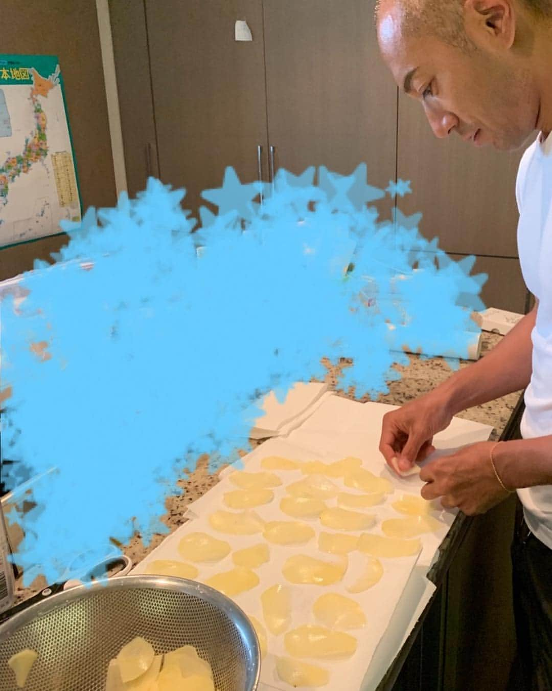 市川海老蔵 （11代目）さんのインスタグラム写真 - (市川海老蔵 （11代目）Instagram)「* Washed potatoes then peeled them. Not easy.  Here we go!  Salt and seaweeds. I love trying these stuff.  芋洗い🥔 芋皮むき 結構大変💦  でーきた！ うすしおとのり。  勉強する前 私 こういうの作りたくなるんですよね笑笑  #市川海老蔵 #海老蔵 #成田屋 #歌舞伎  #ABKAI #ABMORI #ebizoichikawa #ebizo #kabuki #thunderparty  #classic」4月26日 14時38分 - ebizoichikawa.ebizoichikawa