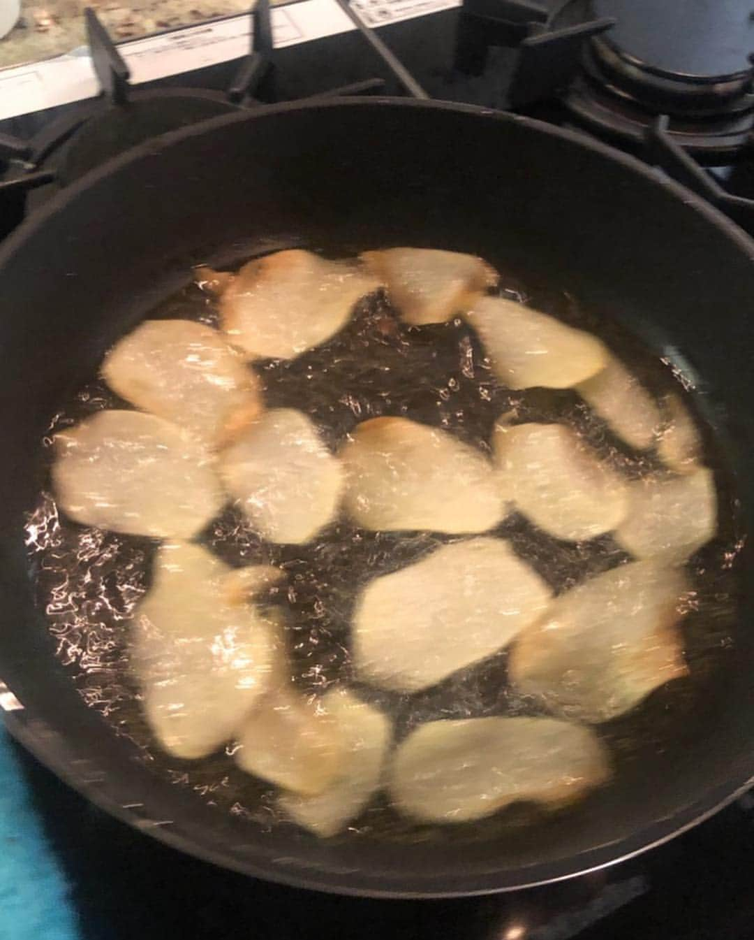 市川海老蔵 （11代目）さんのインスタグラム写真 - (市川海老蔵 （11代目）Instagram)「* Washed potatoes then peeled them. Not easy.  Here we go!  Salt and seaweeds. I love trying these stuff.  芋洗い🥔 芋皮むき 結構大変💦  でーきた！ うすしおとのり。  勉強する前 私 こういうの作りたくなるんですよね笑笑  #市川海老蔵 #海老蔵 #成田屋 #歌舞伎  #ABKAI #ABMORI #ebizoichikawa #ebizo #kabuki #thunderparty  #classic」4月26日 14時38分 - ebizoichikawa.ebizoichikawa