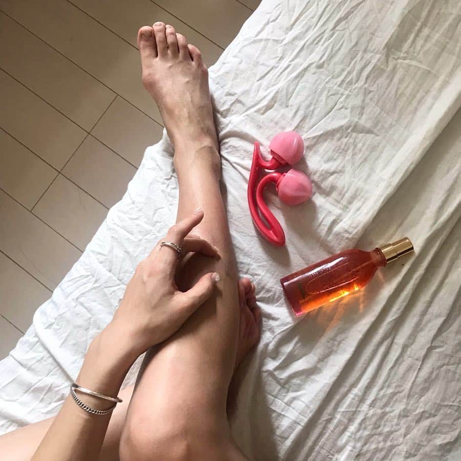 のインスタグラム：「🌞🌞🌞 #massage #beauty #melvita #PR #ピンクのオイル #メルヴィータ #夏活 #セルライトケア #マッサージ #ボディケア @melvita_jp ・ ・ ・ 夏に向けてボディケア開始〜✨ 最近はいつもの浮腫み対策のマッサージに プラスしてロルロゼブリリアントボディオイルを 使い始めたよ(´∀｀)💡 ・ スプレータイプのオイルだから どろっとですぎちゃうこともないし めちゃくちゃ使いやすいの💁‍♀ さらっとした仕上がりもこの季節に ぴったりだな✨ ・ 「ピンクのBODYケアセット」についてくる メルヴィータオリジナルのマッサージャーも 浮腫み対策にぴったりだよ😍 ・ 今年の夏はがんばりたい〜って人は 絶対におすすめのアイテムだよ💛」