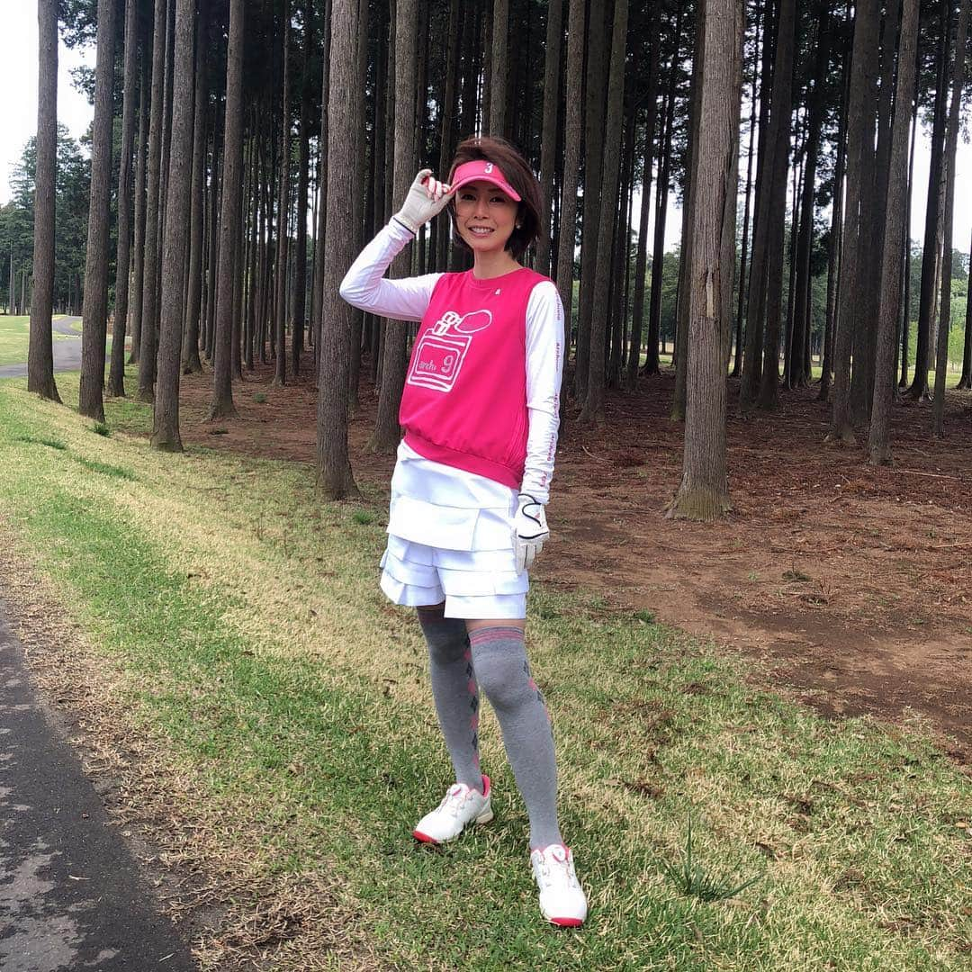 宮崎宣子さんのインスタグラム写真 - (宮崎宣子Instagram)「甲田さんゴルフー⛳️🏌️‍♀️ 一度甲田さんとゴルフしたらやめられない楽しさがあります😊 見て楽しい、話して楽しい、しかも、私の良くない癖をアドバイスしてくれて、スコアも上がる⤴️ また、次回の約束しちゃいました😆 ミニオンの顔見てたら打てない😅  #甲田良美 プロ #女子プロゴルファー #優しい #可愛い #上手くて指導上手 #ゴルフ女子 #楽しいゴルフ #ミニオン #ミニオンボール #無くせないから打てない #このミニオンの怯えた顔 #打てないでしょ #ゴルフ好き #まさかこんなにハマるとは #周りの皆さんのおかげです #golfwear #archivio #ゴルフウエア #アルチビオ #callaway #スカートのようなパンツ #涼しくてデザインも可愛い」4月26日 14時39分 - miyazaki_nobuko