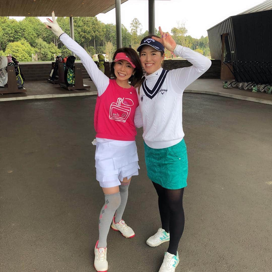 宮崎宣子さんのインスタグラム写真 - (宮崎宣子Instagram)「甲田さんゴルフー⛳️🏌️‍♀️ 一度甲田さんとゴルフしたらやめられない楽しさがあります😊 見て楽しい、話して楽しい、しかも、私の良くない癖をアドバイスしてくれて、スコアも上がる⤴️ また、次回の約束しちゃいました😆 ミニオンの顔見てたら打てない😅  #甲田良美 プロ #女子プロゴルファー #優しい #可愛い #上手くて指導上手 #ゴルフ女子 #楽しいゴルフ #ミニオン #ミニオンボール #無くせないから打てない #このミニオンの怯えた顔 #打てないでしょ #ゴルフ好き #まさかこんなにハマるとは #周りの皆さんのおかげです #golfwear #archivio #ゴルフウエア #アルチビオ #callaway #スカートのようなパンツ #涼しくてデザインも可愛い」4月26日 14時39分 - miyazaki_nobuko