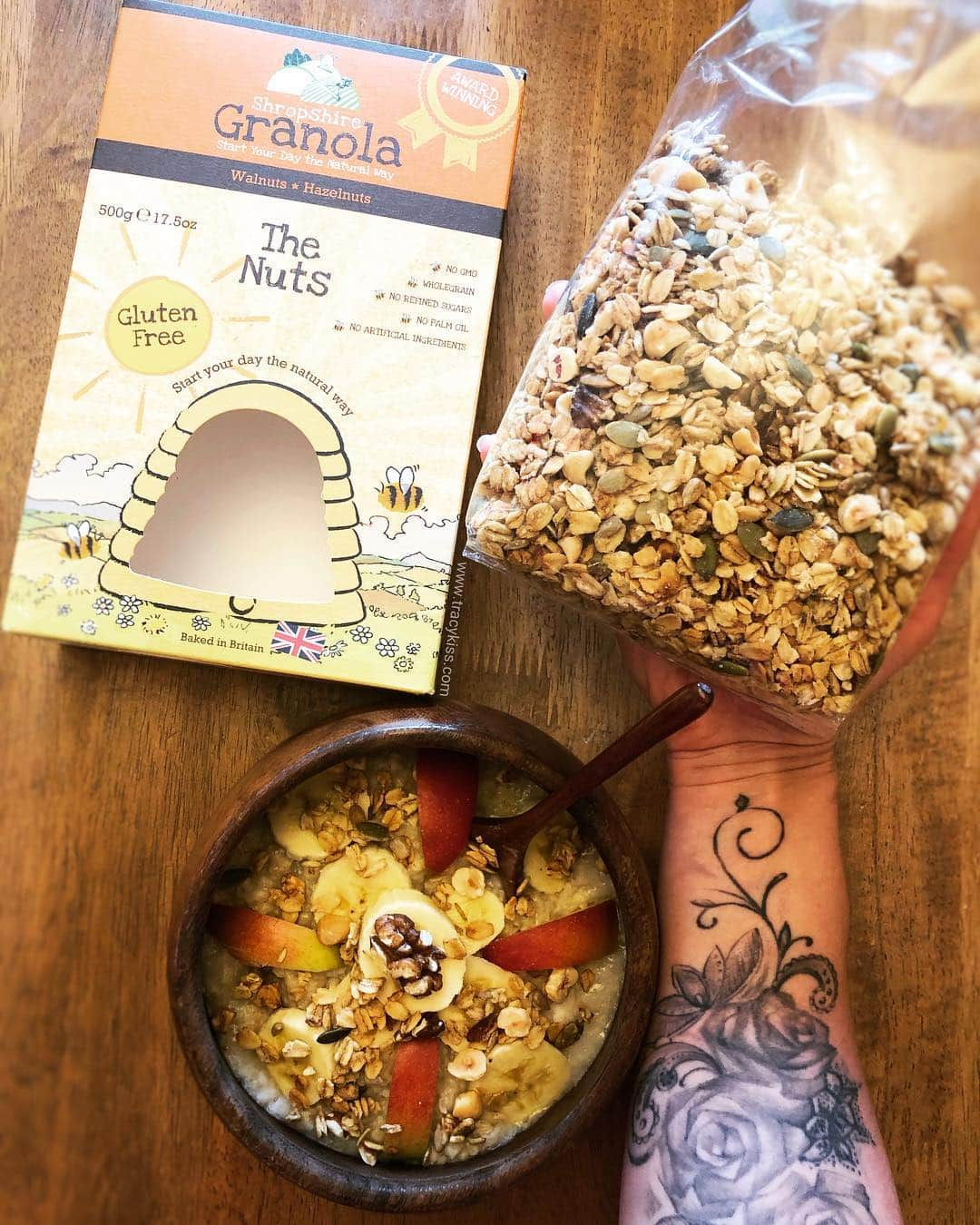 トレーシー・キスさんのインスタグラム写真 - (トレーシー・キスInstagram)「Jazzing up my morning fruity (gluten free) porridge with a @musclefooduk nutty (gluten free) granola topping and I’m ready to start the day my darlings! Eat well and you’ll live well. What do you most look forward to having for your first meal of the day? ------------------------ #granola #musclefood #nutrition #breakfast #tracykiss #girlswithmuscles #bodygoals #femaleempowerment #muscles #booty #tattoo #healthy #bodytransformation #inspiration #motivation #ootd #fashion #weightloss #fitness #weightlossjourney #girlpower #thick #ootn #lotd #veganism #girl #gym #bodybuilding #vegan #glutenfree」4月26日 14時53分 - tracykissdotcom