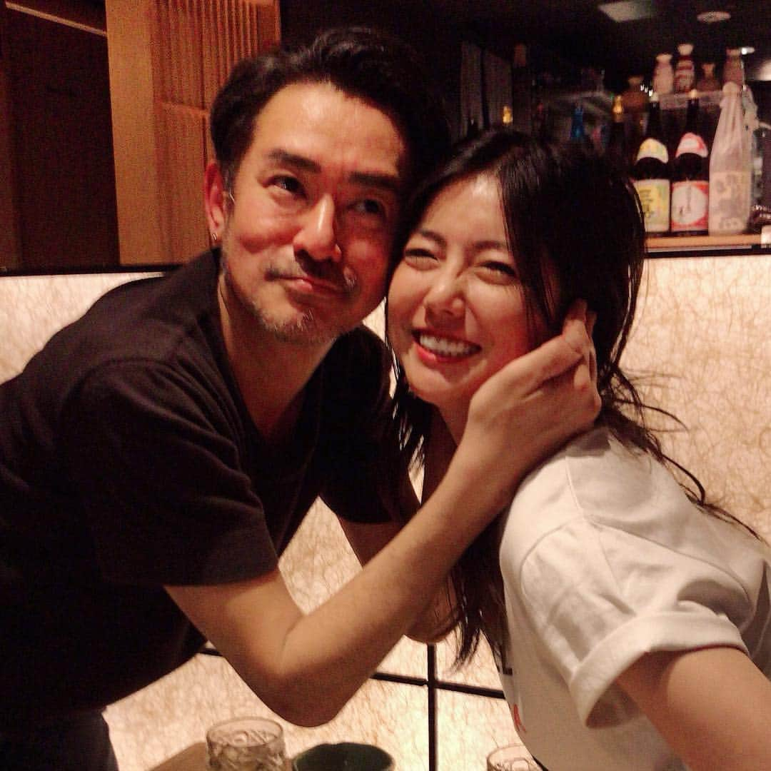 島谷ひとみさんのインスタグラム写真 - (島谷ひとみInstagram)「油っち久しぶり❣️ 15年ぶりの再会♡  初めて一緒にお酒を飲んだ日。  15年前は、島ちゃんお酒飲まなかったねw  あー、嬉しや。嬉しや♡  #ヘアメイク #油屋嘉明 #初めて一緒に海外行った人w #島谷ひとみ」4月26日 14時50分 - shimatani_hitomi_official