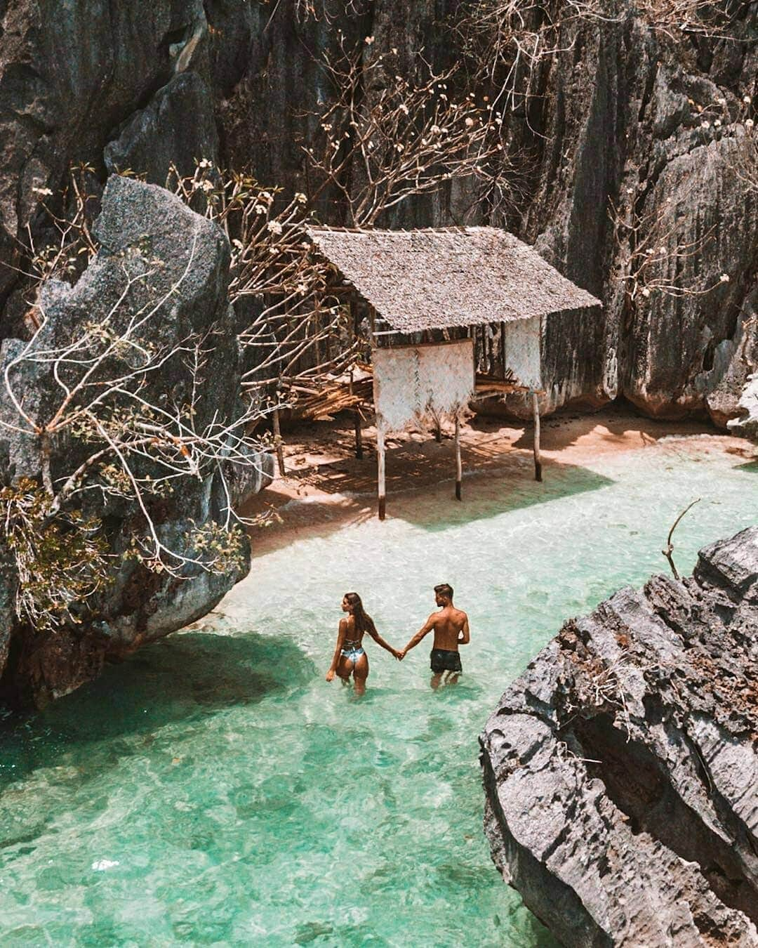 Discover Earthさんのインスタグラム写真 - (Discover EarthInstagram)「Raquel and Miguel, a couple of modern day explorers were recently in Coron, Palawan in the Philippines and blessed us with this amazing selection of photos ! Which one do you like the most ? 🏝🇵🇭 Tag your travel partner ! — 📍#DiscoverPhilippines — 📸 Photos by @explorerssaurus_」4月26日 15時03分 - discoverearth