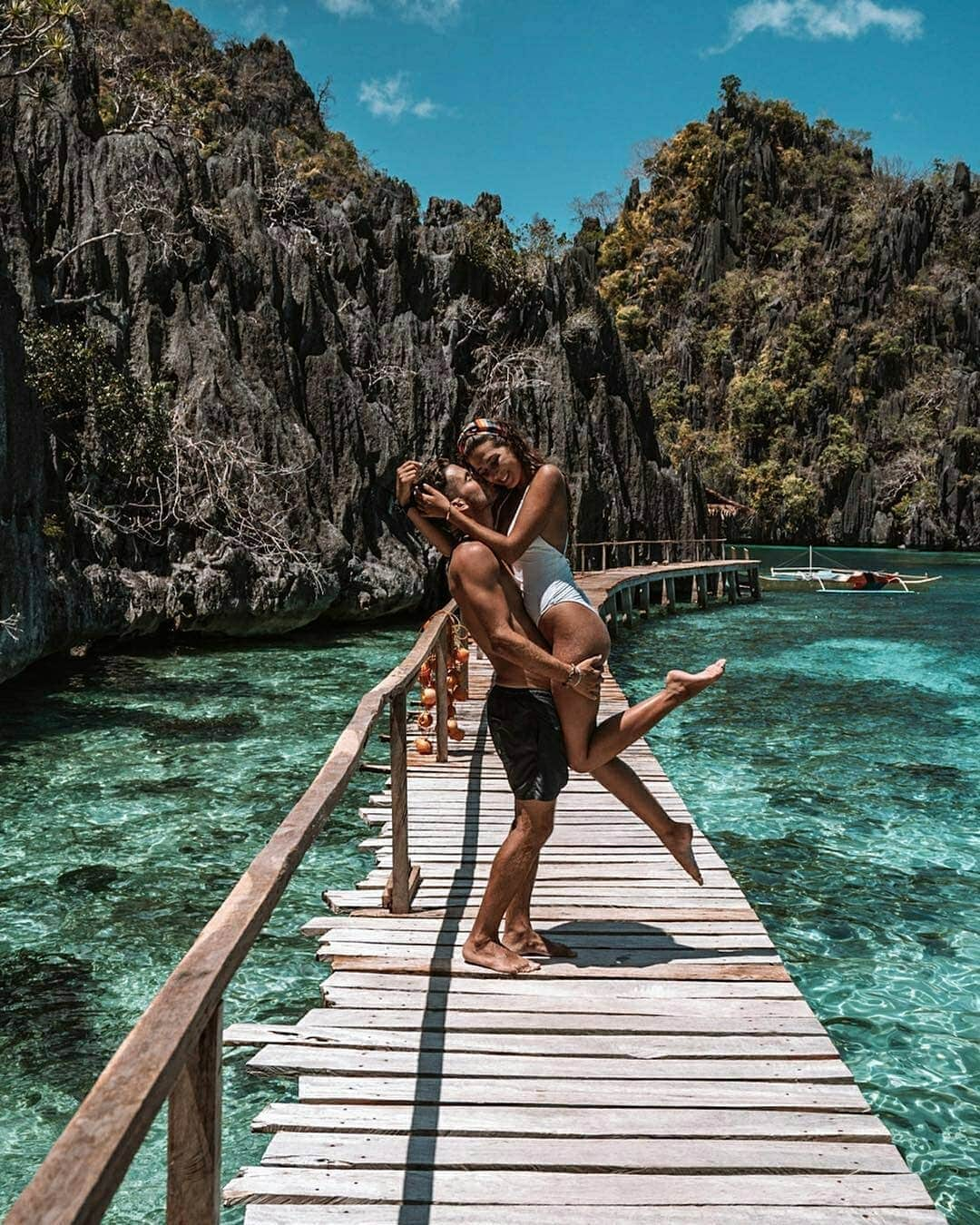 Discover Earthさんのインスタグラム写真 - (Discover EarthInstagram)「Raquel and Miguel, a couple of modern day explorers were recently in Coron, Palawan in the Philippines and blessed us with this amazing selection of photos ! Which one do you like the most ? 🏝🇵🇭 Tag your travel partner ! — 📍#DiscoverPhilippines — 📸 Photos by @explorerssaurus_」4月26日 15時03分 - discoverearth