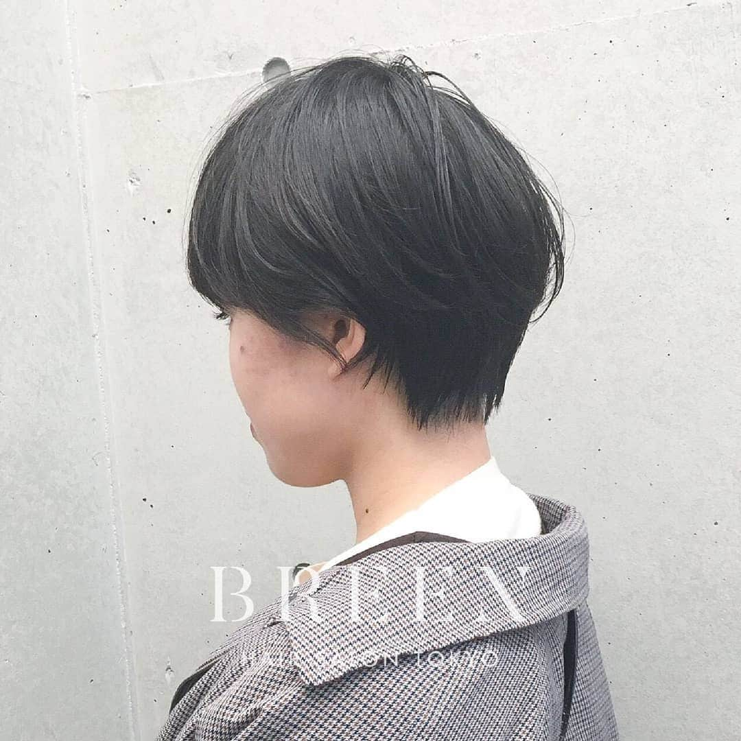 Hairsalon BREEN Tokyoさんのインスタグラム写真 - (Hairsalon BREEN TokyoInstagram)「. 【東京でショートヘアがうまい店・ジェンダーレスなヘアサロン✂】 . 「ただいま！と言ってしまうくらい何度も通いたい美容室」がコンセプト . お客さまが女性：男性比率が１：１　ジェンダーレスです。 . ヘアスタイルの質問はコメントにお願いします！ 担当スタイリストから返信します。 . . Cut:¥5,400 Color:¥5,400 Perm:¥5,400 . . . Hairsalon BREEN Tokyo 原宿駅・明治神宮前駅 5分 東京都渋谷区神宮前3-25-12FUJIBUILDING2F TEL:03-6432-9454 MAIL:info@hair-breen.com . #breentokyo  #原宿美容室 #表参道美容室 #明治神宮前美容室 #原宿ヘアサロン #ヘアサロン  #ヘアスタイリング  #イメチェン #カットが上手い #似合わせカット #ばっさりカット #ショートが得意 #ショートボブ #ショートボブパーマ #レイヤーボブ #切りっぱなしボブ #ショートカット #ショートカット女子 #ナチュラルヘア  #ヘアカラーアッシュ #ばっさりカット #グレージュカラー #抜け感ヘア #ヘアカタログ　 #ジェンダーレス #LGBT」4月26日 15時03分 - hairsalon_breen_tokyo