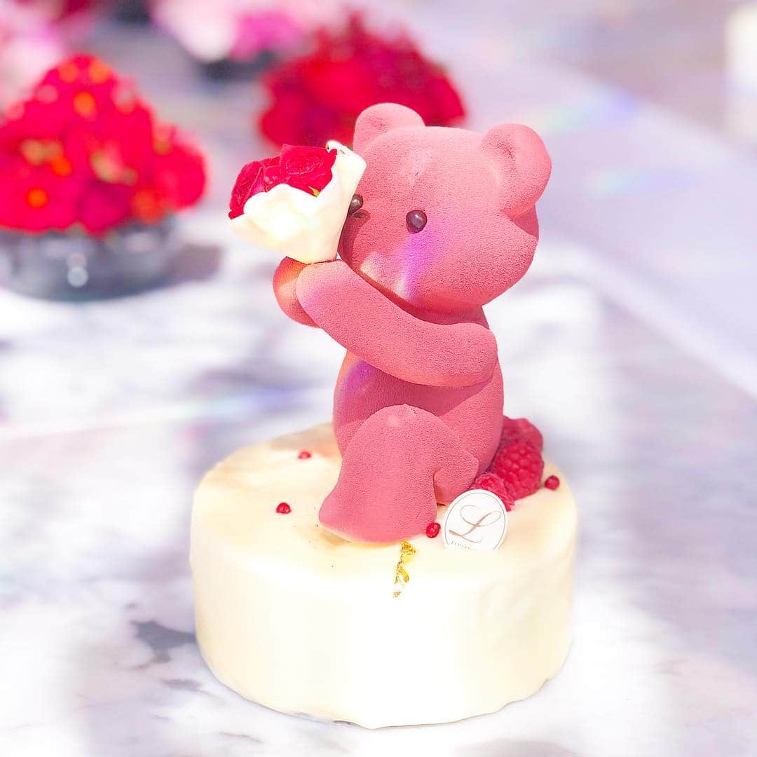 関有美子のインスタグラム：「🥂🥂🥂🥂🥂 . 先日 ご招待頂き @louange.tokyo の パーティーへ行ってきました🥂💕 . . クマさんのケーキが有名で 可愛くて美味しいケーキで大人気のお店です💕 . . #ルワンジュ東京 #乃木坂#母の日プレゼント#cake#love#tokyo#母の日ギフト#デコレーションケーキ」