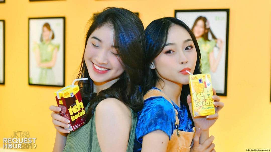 ロナ・アングラエニのインスタグラム：「Besok di JKT48 Request Hour 2019 & Shania Graduation Ceremony akan ada booth Teh Kotak loh.. juga akan ada member yang visit booth @idtehkotak jam 13.00 😉 #kesempurnaanrasa #jkt48requesthour  #jkt48requesthour2019  #shaniagraduation」