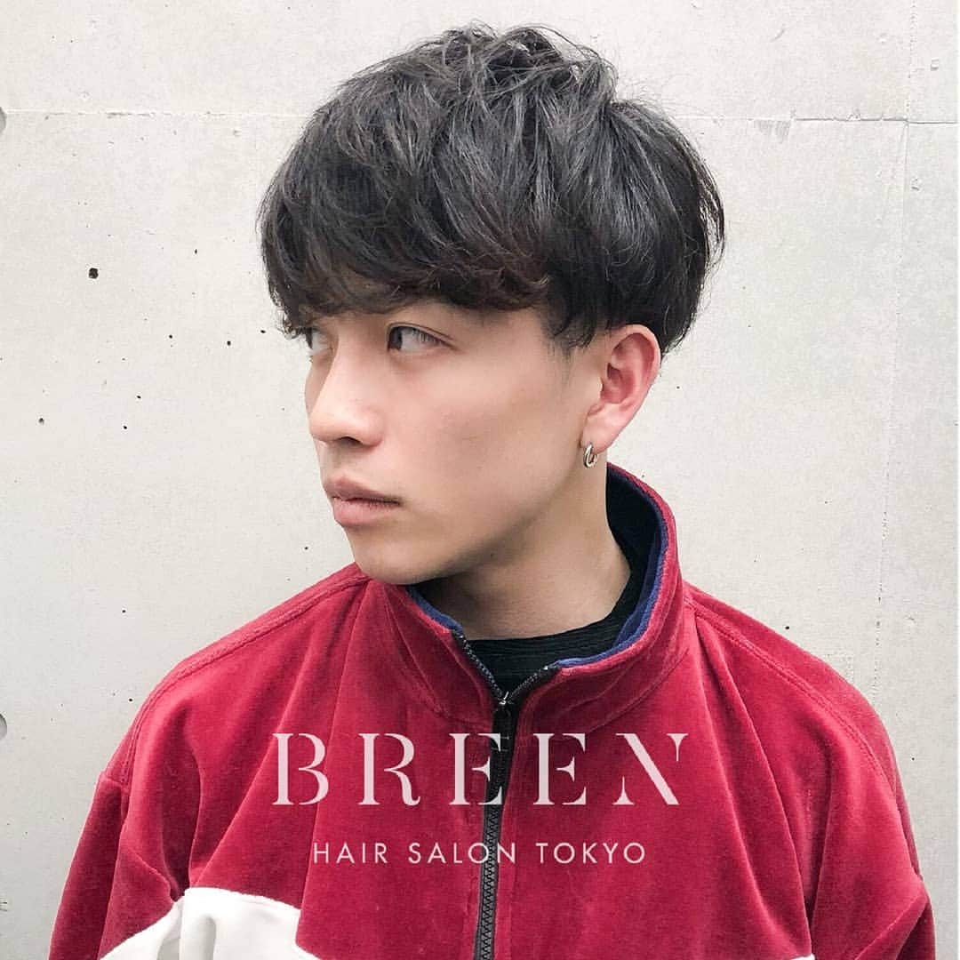 Hairsalon BREEN Tokyoさんのインスタグラム写真 - (Hairsalon BREEN TokyoInstagram)「. 【東京でショートヘアがうまい店・ジェンダーレスなヘアサロン✂】 . 「ただいま！と言ってしまうくらい何度も通いたい美容室」がコンセプト . お客さまが女性：男性比率が１：１　ジェンダーレスです。 . ヘアスタイルの質問はコメントにお願いします！ 担当スタイリストから返信します。 . . Cut:¥5,400 Color:¥5,400 Perm:¥5,400 . . . Hairsalon BREEN Tokyo 原宿駅・明治神宮前駅 5分 東京都渋谷区神宮前3-25-12FUJIBUILDING2F TEL:03-6432-9454 MAIL:info@hair-breen.com . #breentokyo  #原宿美容室 #表参道美容室 #明治神宮前美容室 #原宿ヘアサロン #メンズ髪型  #ヘアスタイリング  #イメチェン #カットが上手い #メンズヘアセット #マッシュ男子 #ショートが得意 #メンズスタイリング #メンズヘアカタログ #メンズヘア #メンズショート #メンズヘアスタイル #メンズマッシュ #メンズヘアサロン #束感ショート #ジェンダーレス #LGBT」4月26日 15時06分 - hairsalon_breen_tokyo