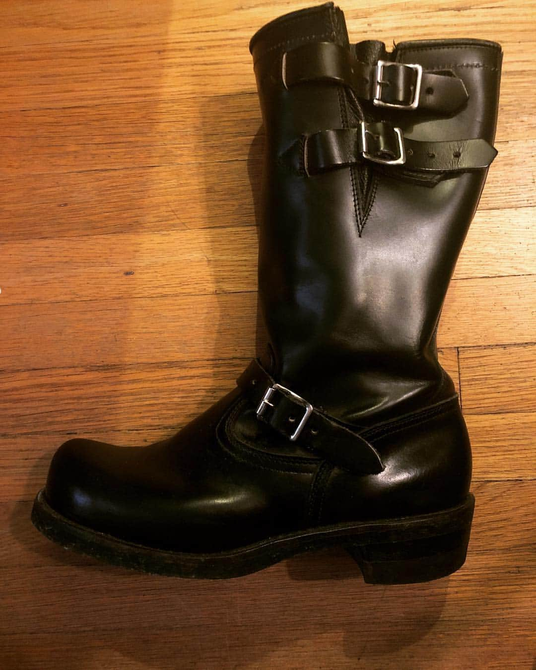 マイケル・ルーカーさんのインスタグラム写真 - (マイケル・ルーカーInstagram)「Wtf!!! It’s true, it’s true... ones feet really do keep growing. My Dayton boots from 20years ago are to small for me now☹️ #twd  #datonboots #motorcycles #ride #michaelrooker」4月26日 15時06分 - michael_rooker