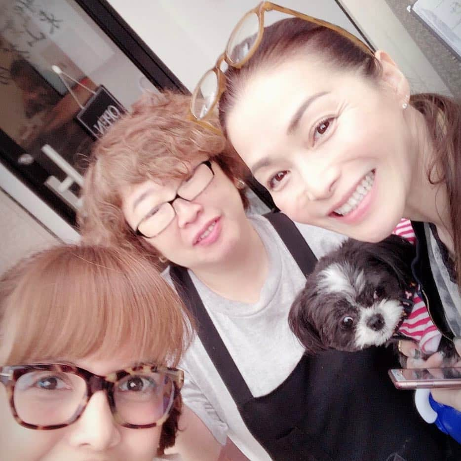 SHEILAさんのインスタグラム写真 - (SHEILAInstagram)「ランチ〜❤️ お迎え前のハッピータイム☺️❤️ めぐみ姉様と話すと元気でるー❤️ご近所さんだからちょこちょこ会えて嬉しんだー😆 ワールドワンの大島さんはヴルのトリミングをお願いしていたり、ドッグカフェもされているのでワンコを連れてのランチも毎度❤️ そして色々なボランティア活動もされていて勉強になるし私も参加させてもらえてありがたいの🙏 慈善活動はどんどんしていきたい☺️❤️ . #渡辺めぐみ さん #パンダマミー #sheila #happytime #instahappy  #lunch #withdog #dogcafe #東山茶房 #明太子クリームパスタ #本当に美味しいの 😃👍」4月26日 15時10分 - sheichan16