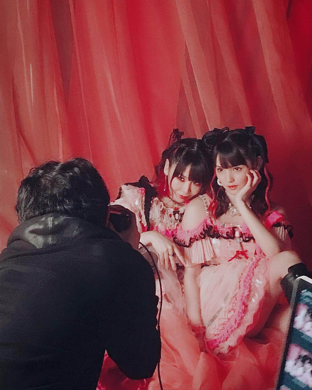 東佳苗さんのインスタグラム写真 - (東佳苗Instagram)「さゆ靖子💗off shot終わりです🎀  今、とある企画で“ピンク”についての原稿を書いてるのだけど、 この歳になるとピンクは完全に受動するものでは無くて、能動的に摂取して掲げるもので、世間に迎合しない、自分の好きを曲げないことの意思表明だと思ってる 女性の権利だとか言うと一気にきな臭くなるんだけどピンクを掲げても誰にも断絶されない、ピンクを捨てないで良い世界になったら良いな 靖子ちゃんもさゆみんも私も、メタとしてのピンクを愛してる 筈 #大森靖子 #道重さゆみ #縷縷夢兎 #rurumu」4月26日 15時20分 - usagi_kanae