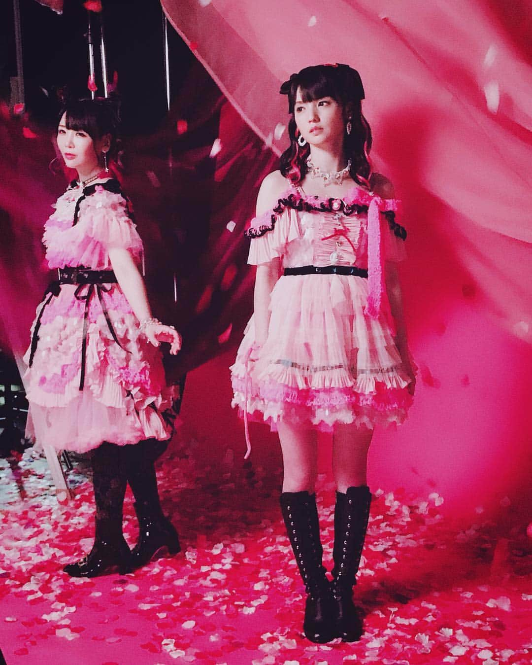 東佳苗さんのインスタグラム写真 - (東佳苗Instagram)「さゆ靖子💗off shot終わりです🎀  今、とある企画で“ピンク”についての原稿を書いてるのだけど、 この歳になるとピンクは完全に受動するものでは無くて、能動的に摂取して掲げるもので、世間に迎合しない、自分の好きを曲げないことの意思表明だと思ってる 女性の権利だとか言うと一気にきな臭くなるんだけどピンクを掲げても誰にも断絶されない、ピンクを捨てないで良い世界になったら良いな 靖子ちゃんもさゆみんも私も、メタとしてのピンクを愛してる 筈 #大森靖子 #道重さゆみ #縷縷夢兎 #rurumu」4月26日 15時20分 - usagi_kanae