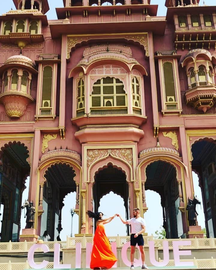 sananasのインスタグラム：「Bollywood vibes 😜✨Good Morning mes ananas !  __ #Bollywood #Devdas&Paro #PatrikaGate #Jaipur #PinkOasis」