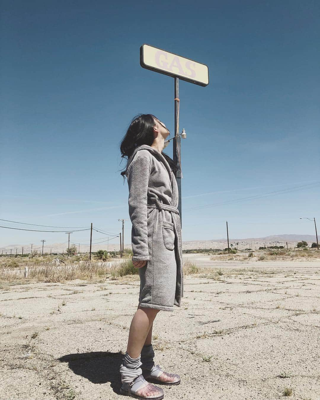 永尾まりやさんのインスタグラム写真 - (永尾まりやInstagram)「𝙂𝘼𝙎  #meccacalifornia #gas #saltonsea  足元のメディキュットはご愛嬌👟😴」4月26日 15時29分 - mariyagi_san