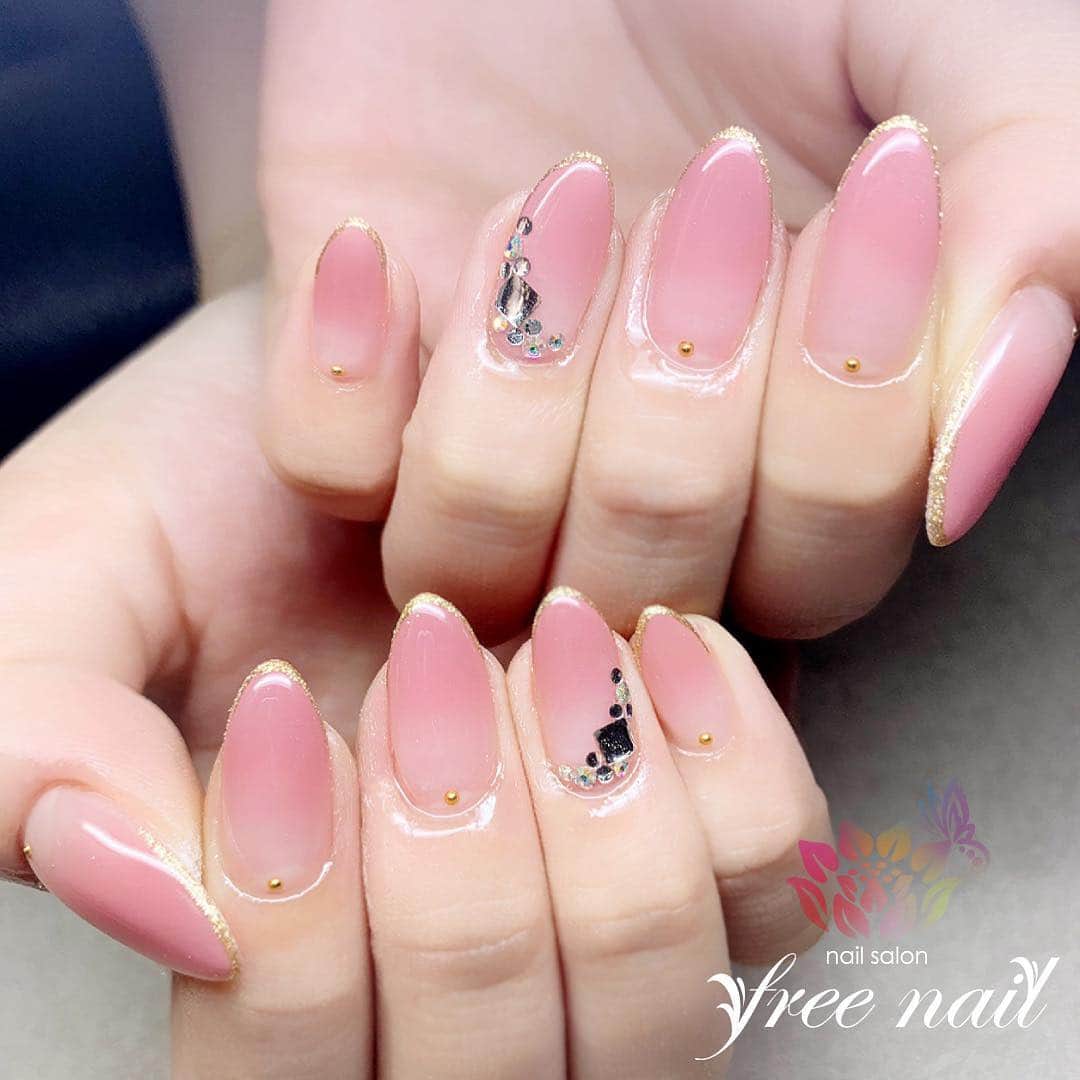 free nail フリーネイルのインスタグラム：「. お客様ネイル💅🏻🌷✨ . シンプルグラデーションネイル💗✨ . Simple Beauty🌹✨ . ご来店ありがとうございました🙇🏻‍♀️🙇🏻‍♀️🙇🏻‍♀️💗 . #ネイル #フリーネイル #ネイルアート #ジェルネイル #ネイルサロン #大阪ネイルサロン #ネイルデザイン #ネイルチェンジ #グラデーションネイル #フレンチネイル #ラメフレンチ #ストーンネイル #ピンクネイル #ゴールドネイル #デザインネイル #シンプルネイル #トレンドネイル #大人ネイル #春ネイル #スプリングネイル #美甲 #日式美甲 #springnails #nailsart #nailsalon #nailsdid #newnails #newnail #freenail」