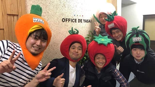 播戸竜二さんのインスタグラム写真 - (播戸竜二Instagram)「『会社播学』 ・ オフイスデヤサイ🍅🥕🥦 ・ 冷蔵庫を置いて、そこに野菜を配達していく。薬置きの野菜播ビジネスです！ ・ オモロイ！いろいろなビジネスがあるんやって思う！ ・ そして、みんなの情熱！かぶりもの！（笑） ・ 素晴らしい会社です！ ・ 皆さんも、オフイスデヤサイを会社に入れて、健康になってください！ ・ ・ #officedeyasai  #野菜 #健康 #かぶりもの #会社播学 #いろいろ勉強 #世界は広い #123播会社訪問」4月26日 15時27分 - ryuji_bando