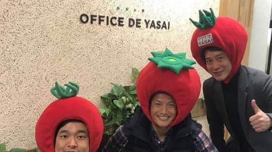 播戸竜二さんのインスタグラム写真 - (播戸竜二Instagram)「『会社播学』 ・ オフイスデヤサイ🍅🥕🥦 ・ 冷蔵庫を置いて、そこに野菜を配達していく。薬置きの野菜播ビジネスです！ ・ オモロイ！いろいろなビジネスがあるんやって思う！ ・ そして、みんなの情熱！かぶりもの！（笑） ・ 素晴らしい会社です！ ・ 皆さんも、オフイスデヤサイを会社に入れて、健康になってください！ ・ ・ #officedeyasai  #野菜 #健康 #かぶりもの #会社播学 #いろいろ勉強 #世界は広い #123播会社訪問」4月26日 15時27分 - ryuji_bando