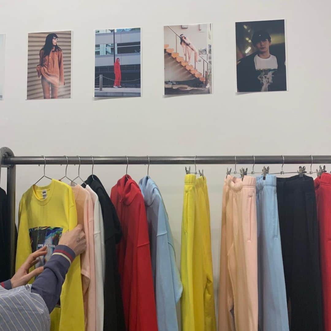 のインスタグラム：「先日モデルの紗羅マリーさんのブランドirojikake(イロジカケ)の展示会に行ってきました〜🌈 . オシャレでハッピーでちょいヤンチャなお洋服&小物たちが可愛い❤️🌝 . そしてこの日も紗羅ちゃんは可愛かった〜😍✨(編集白T) . #irojikake #イロジカケ #2019aw #展示会 #紗羅マリー #さん #安定の可愛さ #好き #ただのファン #inredmagazine」
