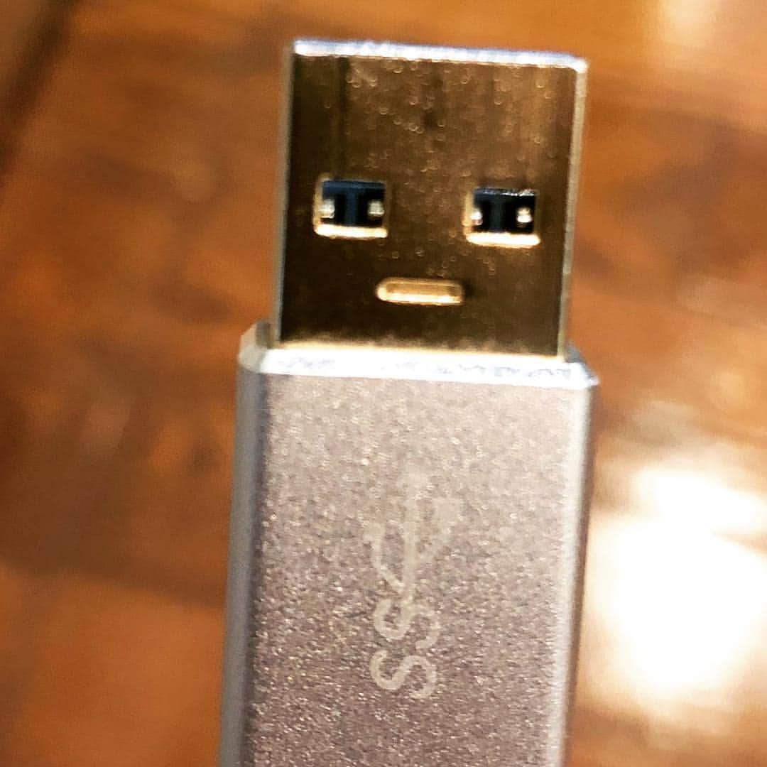 五箇公貴のインスタグラム：「USBがのコネクタが話しかけてきた。そろそろヤバいかな。」