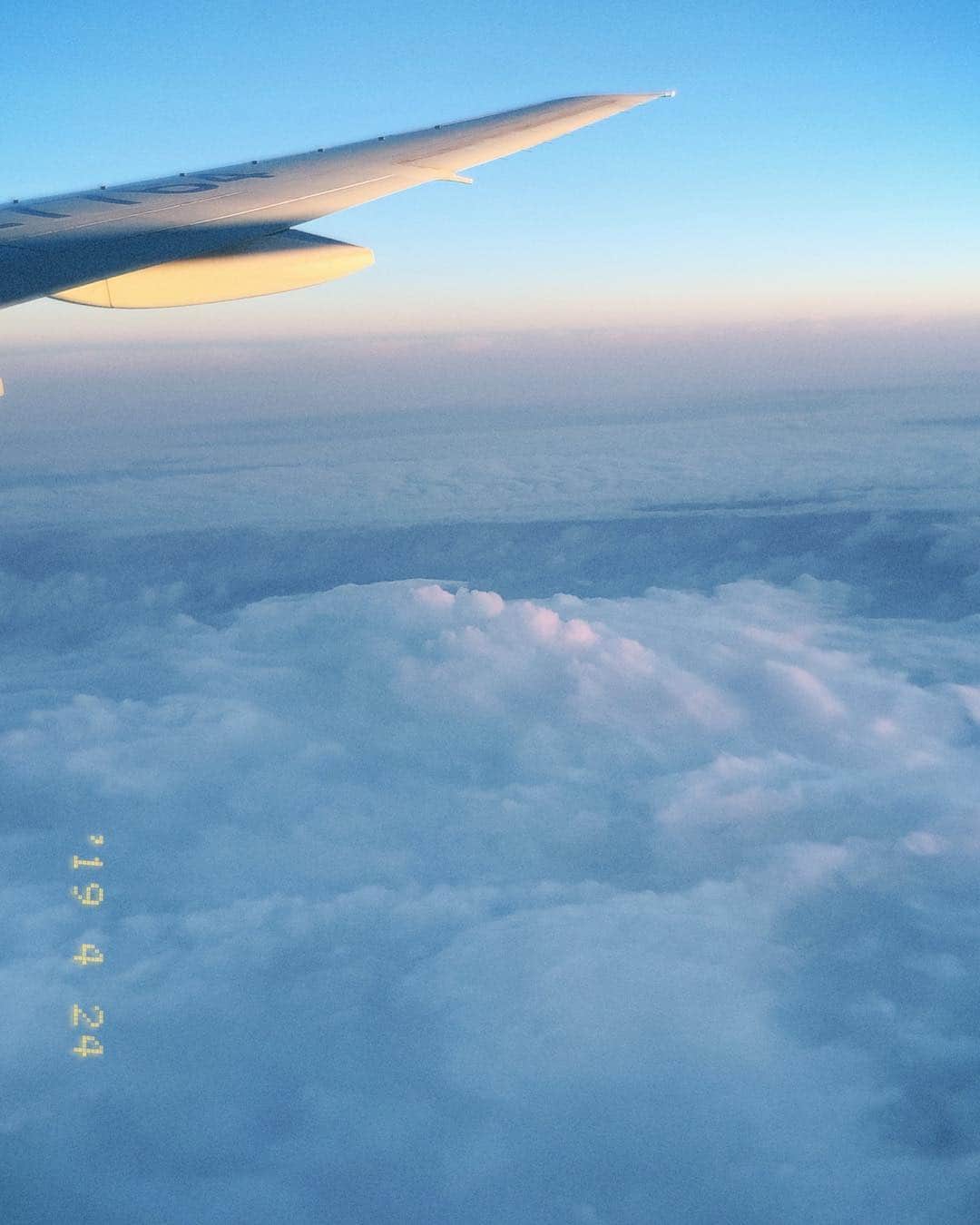 江野沢愛美さんのインスタグラム写真 - (江野沢愛美Instagram)「神秘的だなぁ、と。 先日の雲の上の景色。 明日は札幌コレクションです、来てくださる方いますか？ #飛行機からの景色」4月26日 15時33分 - enosawa_manami