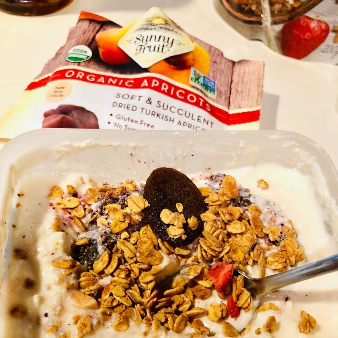 黒田愛美さんのインスタグラム写真 - (黒田愛美Instagram)「#ヘルシー弁当 ・クレソンと鯖とシラスのサラダ🥗 フラックスシードがけ。 亜麻仁油ドレッシング ・自家製豆乳ヨーグルト🥣 チアシードとアプリコットとグルテンフリーグラノーラで❤️ #私達は食べてるものでできている  #私達は食べてるもので生きている  #中からと外からの美と健康 #美容アンチエイジング専門医 #黒田愛美」4月26日 15時34分 - kurodaaimi