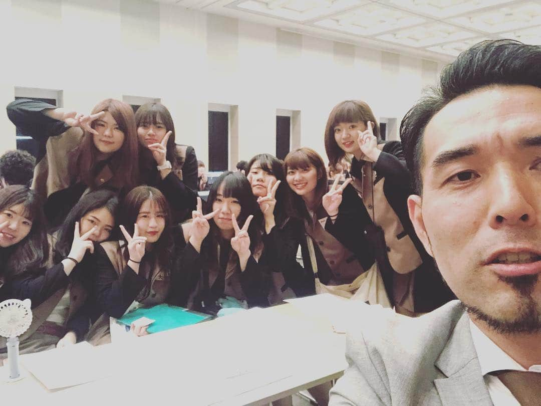 kouzuma ショートマスターさんのインスタグラム写真 - (kouzuma ショートマスターInstagram)「#鹿児島県美容専門学校 にて﻿ ガイダンス、、🍀﻿ ﻿ 誰とどんな時間を過ごすかで﻿ 見える景色と価値観は変わる‼️﻿ ﻿ すでに勝負は始まってる﻿ 小さな事でも継続は力なり🔥﻿ ﻿ ﻿ ※許可が出たのでアップします〜💕﻿ ﻿ Ruttu KaoLa ﻿﻿﻿ ﻿﻿﻿ 埼玉県新座市東北2-39-8﻿﻿﻿ 永代ビル2F﻿﻿﻿ ☎︎048-423-7928﻿﻿﻿ ﻿﻿﻿ 定休日 火曜﻿﻿﻿ 平日10:00〜18:00﻿﻿﻿ 土日祝9:00〜17:00﻿﻿﻿ ﻿﻿﻿ 予約→www.ruttu.com﻿﻿﻿ ﻿﻿﻿ ===================﻿﻿﻿ ツヤ髪サイト﻿ ﻿ ﻿www.kaola.company﻿ ﻿﻿﻿ ﻿ 髪質改善ツヤ髪ストレート﻿﻿ ¥21600〜﻿ ===================﻿﻿﻿ #hairstyle#kaola#美容師#アシスタント#美髪#美容学生#志木＃新座#撮影#縮毛矯正#be容師#サロモ#写真好きな人と繋がりたい#ショートマスター#コウズマ#ショートボブ#前髪カット#ruttukaola#ルッツカオラ﻿﻿#髪質改善#ツヤ髪#ストレート#仲間創りプロジェクト﻿ ﻿﻿﻿ ﻿﻿﻿ ===================﻿﻿ ﻿﻿」4月26日 15時49分 - kouzuma