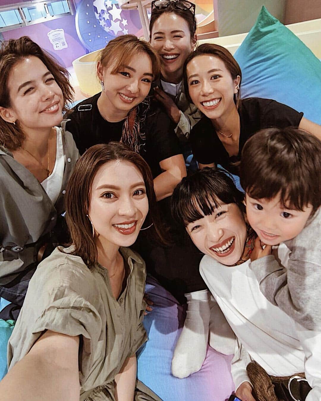 のインスタグラム：「mama's💛 子供達追いかけ回してたから全然ゆっくりは話せなかったけどw いつも参考にしてるママと集まれて嬉しかったなー🥰このセルフィーもGoogle pixelの内カメの広角レンズ🤳🏼 大人数でも背景までばっちり👌🏻笑顔を認識してシャッターきれたりも出来てまじハイテクすぎる🧠 . #googlepixel #googlepixel3 #teampixel #pixelで撮影 #puchu #puchukids」