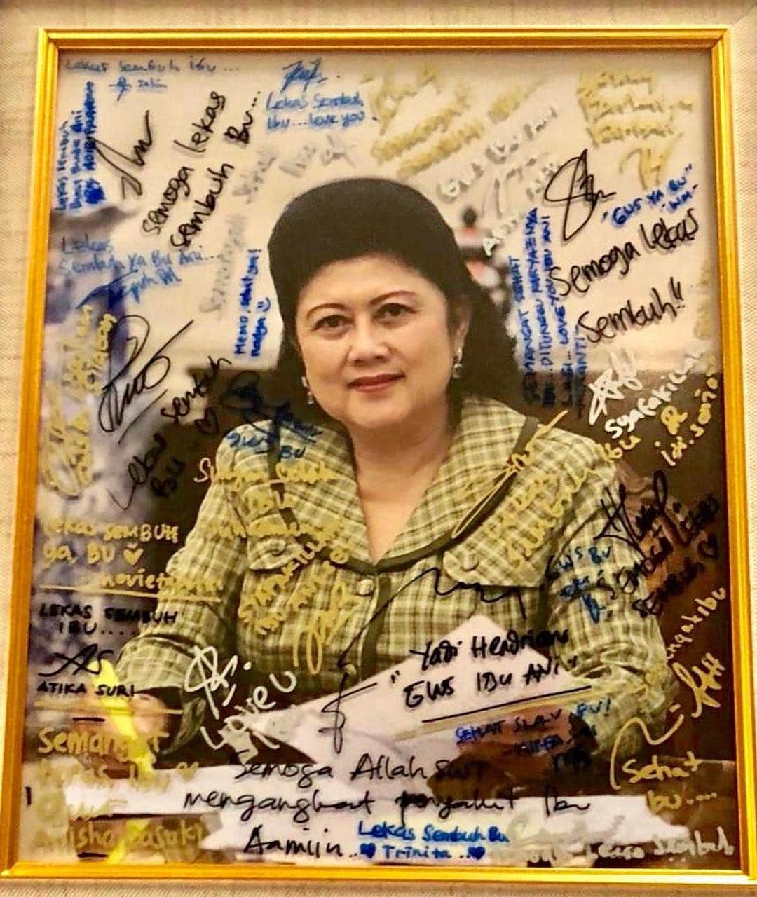 アニ・ユドヨノのインスタグラム：「Kiriman souvenir dari masyarakat, membuat saya tambah bersemangat, April 2019. ➖ A souvenir from the people made me even more energized, April 2019.  #alhamdulillah」