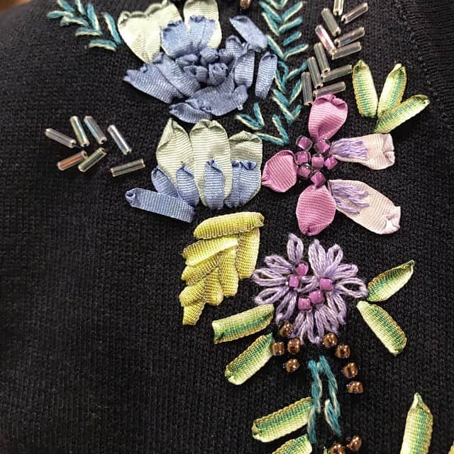 SunaUnaさんのインスタグラム写真 - (SunaUnaInstagram)「新作のクラフトニット💕 グラデーションのリボン・丸ビーズ・竹ビーズなど様々なパーツを使い繊細な印象に仕上げました。 カーディガンは肩の後ろまで刺繍が入っています✨プルオーバーは両袖にも。  #sunauna #スーナウーナ  #chinoiserie #シノワズリ #fashion #おしゃれ  #刺繍 #クラフト」4月26日 15時43分 - sunauna.official