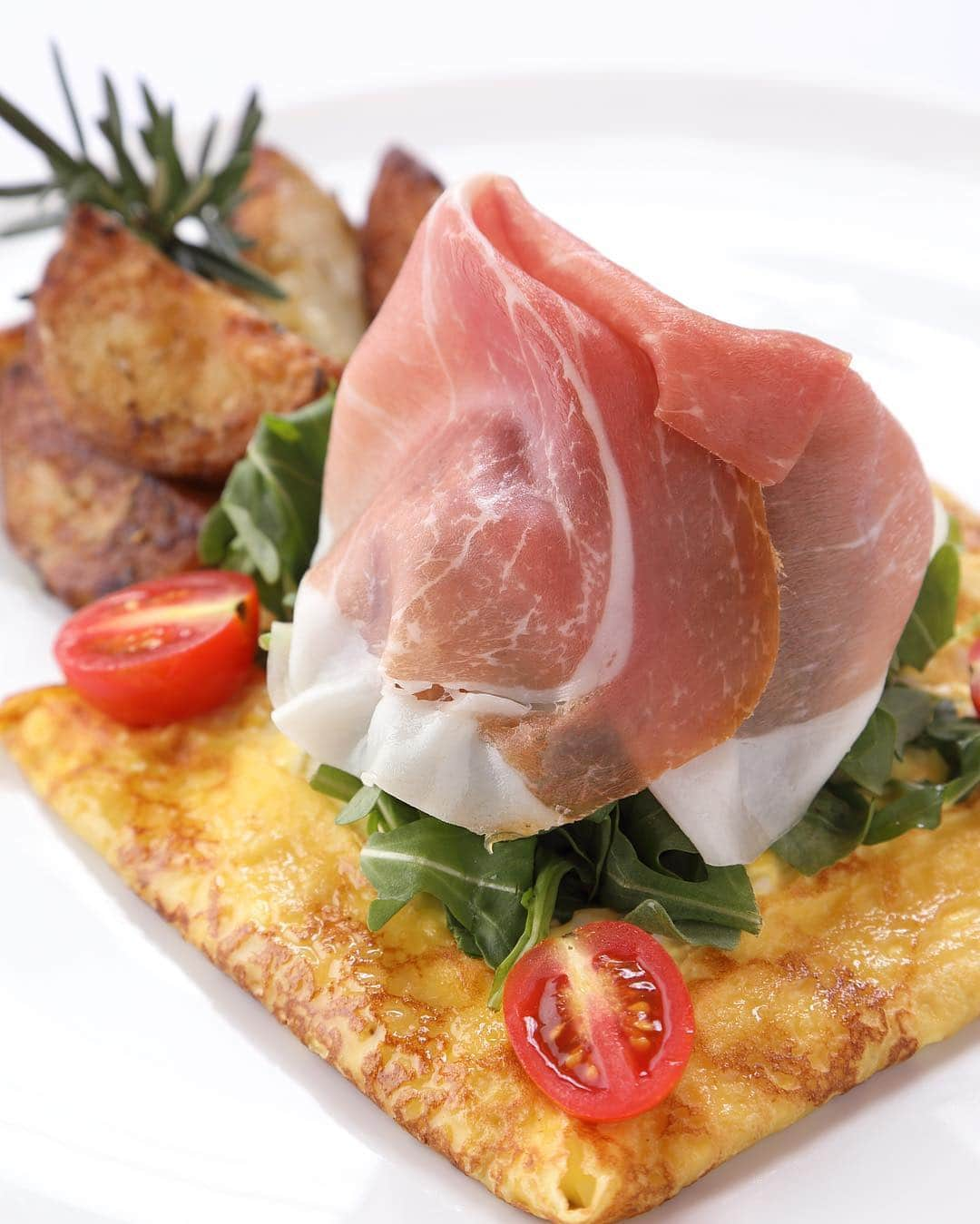 Arancino Di Mareのインスタグラム：「Breakfast crepe with prosciutto, arugula, egg salad, cherry tomatoes & cheese, served with roasted potatoes!  #arancino #italian #arancinodimare #hawaiisbestkitchens #hawaii #honolulu #waikiki #tomato #foodie #breakfast #delicious #crepes #foodies #morning #instafoodie #ilimaawards #prosciutto #crepe #waikiki #goodmorning #アランチーノディマーレ #アランチーノ #イタリアン #ワイキキ #朝ごはん #クレープ #ハワイ#111hawaiiaward #haleainaawards #hawaiifoodreviews #brunchboys」