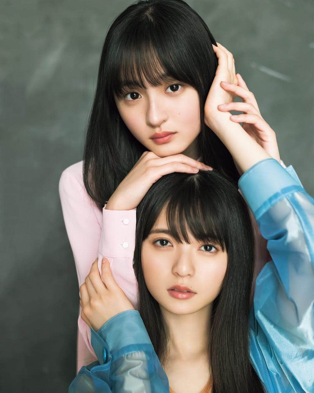 週刊少年マガジンのインスタグラム：「#マガジン GW 合併号発売中！﻿ ﻿ 今号から始まる、 #乃木坂46 初のグラビア企画 “4期生と先輩の初コラボグラビア!” 。企画の 第1弾を飾るのは、乃木坂46のエース #齋藤飛鳥 さんと、4期生の注目株 、#遠藤さくら さん。互いに近づき合う2人の瞬間を16Pに閉じ込めた。﻿ ﻿ 撮影 / 藤本和典﻿ スタイリング / 優哉﻿ ヘアメイク / 田村直子、住本彩﻿ デザイン / 松本麻実 (GROSVENOR design)﻿」