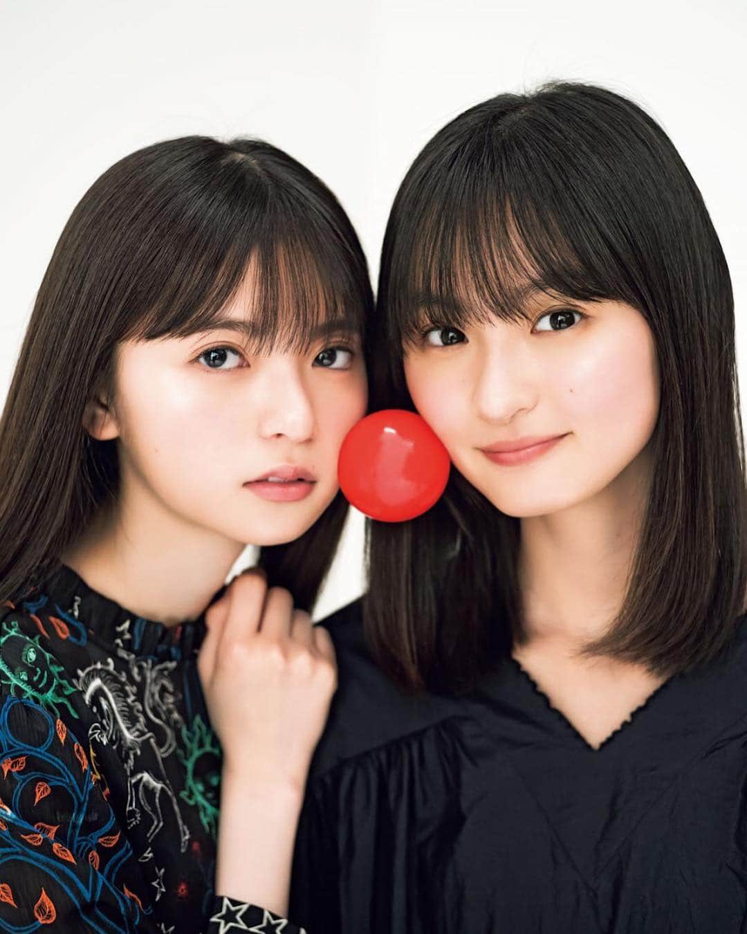 のインスタグラム：「#マガジン GW 合併号発売中！﻿ ﻿ 今号から始まる、 #乃木坂46 初のグラビア企画 “4期生と先輩の初コラボグラビア!” 。企画の 第1弾を飾るのは、乃木坂46のエース #齋藤飛鳥 さんと、4期生の注目株 、#遠藤さくら さん。互いに近づき合う2人の瞬間を16Pに閉じ込めた。﻿ ﻿ 撮影 / 藤本和典﻿ スタイリング / 優哉﻿ ヘアメイク / 田村直子、住本彩﻿ デザイン / 松本麻実 (GROSVENOR design)﻿」