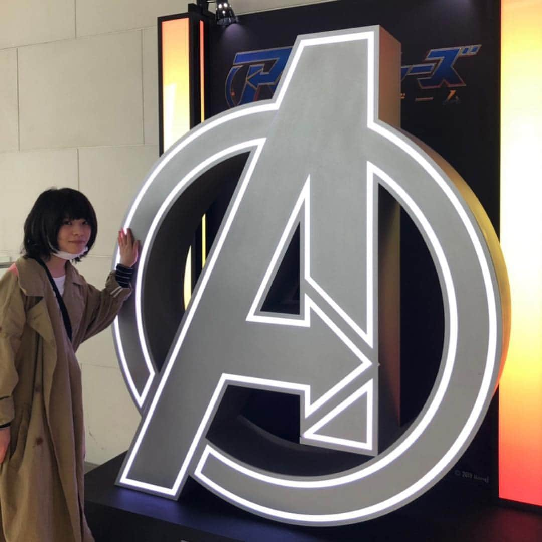 岸井ゆきのさんのインスタグラム写真 - (岸井ゆきのInstagram)「アベンジャーズエンドゲーム。  何を言ってもネタバレになりそうだから ただ、愛してる！！！！！！！！！！ 今まで全部見てきたからこそ笑えるし泣いてしまった、 ありがとうありがとう仲間たちー。 客席みんな仲間だった！ はあ〜〜。 whatever it takesだー！  そして実は友達にも言ってないんだけど 4年ほど前にエージェントコールソンのカバンを手に入れました。 もちろん日本にはないから海を越えて。 中には数々の資料が。。やー、宝！！！ なんならコズミックキューブなら持ってる…持ってていい？ あと何回劇場で観れるかな  ほんとうに楽しみで 初回の25日の24時の回がどうしても見たくて 発売日にトライしたんだけど、見て。 ソッコー売り切れましたね。 ただのマジのファンです。 #avengersendgame #アベンジャーズ・エンドゲーム #ありがとうアベンジャーズ #ありがとうどころじゃないです」4月26日 21時25分 - yukino_kishii