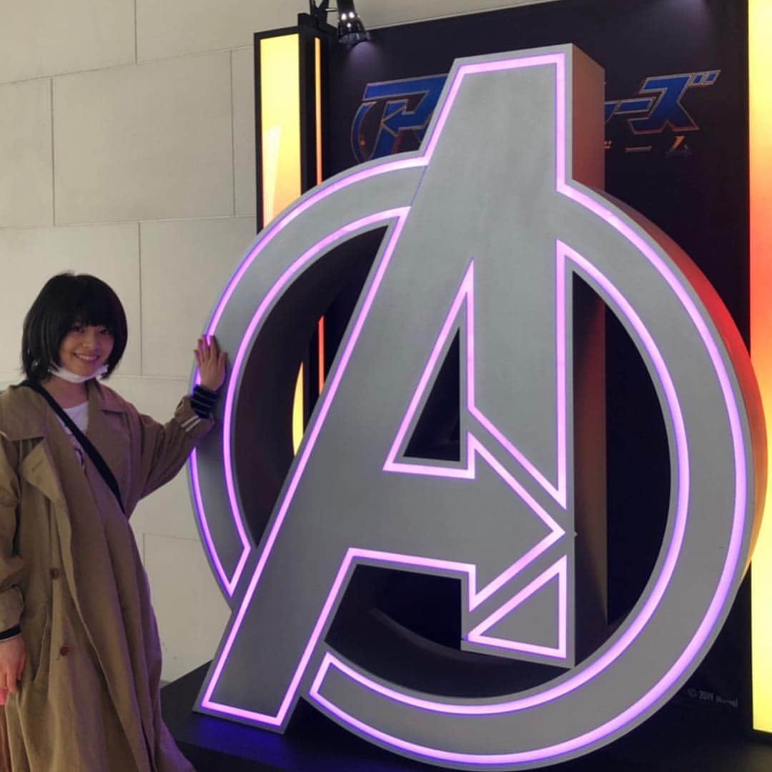 のインスタグラム：「アベンジャーズエンドゲーム。  何を言ってもネタバレになりそうだから ただ、愛してる！！！！！！！！！！ 今まで全部見てきたからこそ笑えるし泣いてしまった、 ありがとうありがとう仲間たちー。 客席みんな仲間だった！ はあ〜〜。 whatever it takesだー！  そして実は友達にも言ってないんだけど 4年ほど前にエージェントコールソンのカバンを手に入れました。 もちろん日本にはないから海を越えて。 中には数々の資料が。。やー、宝！！！ なんならコズミックキューブなら持ってる…持ってていい？ あと何回劇場で観れるかな  ほんとうに楽しみで 初回の25日の24時の回がどうしても見たくて 発売日にトライしたんだけど、見て。 ソッコー売り切れましたね。 ただのマジのファンです。 #avengersendgame #アベンジャーズ・エンドゲーム #ありがとうアベンジャーズ #ありがとうどころじゃないです」