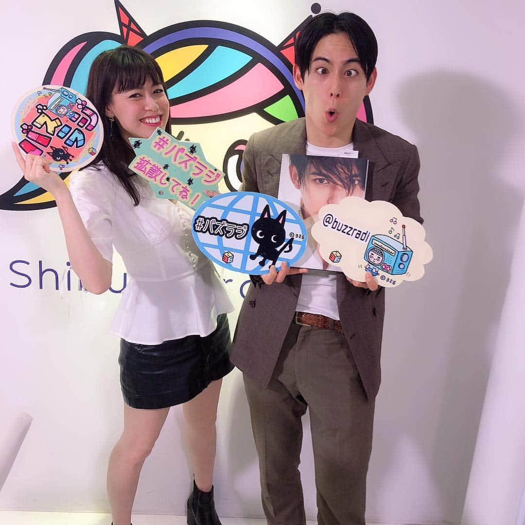 優美さんのインスタグラム写真 - (優美Instagram)「♡ バズラジ🕺 ・ ・ 今回はクラウドファンディングについてお話しました！ ・ そう！ 悟志ちゃんが絶賛製作中の 「色違いの傘（仮）」 ・ この曲にMVを🙏🏻🙏🏻🙏🏻 ってことでやります！笑 ・ ・ 購入型のクラウドファンディングにしたいと考えているので！ ご要望があればぜひ‼️ ・ ・ 例えば🧐 DVDで手元に欲しい！とか、 MVに参加したい！とか、 イベント開催して欲しい！とか、 なんでも！！ ・ ・ てっちゃんにはMV出演して欲しいなーって思ってるよ🤫← ・ ・ 今後！皆さまのご協力お願いします✨ ・ ・ ・ #渋谷クロスFM #バズラジ #radio #shibuya #宮田悟志 #榊原徹士 #優美 #クラウドファンディング」4月26日 16時03分 - yuumi817