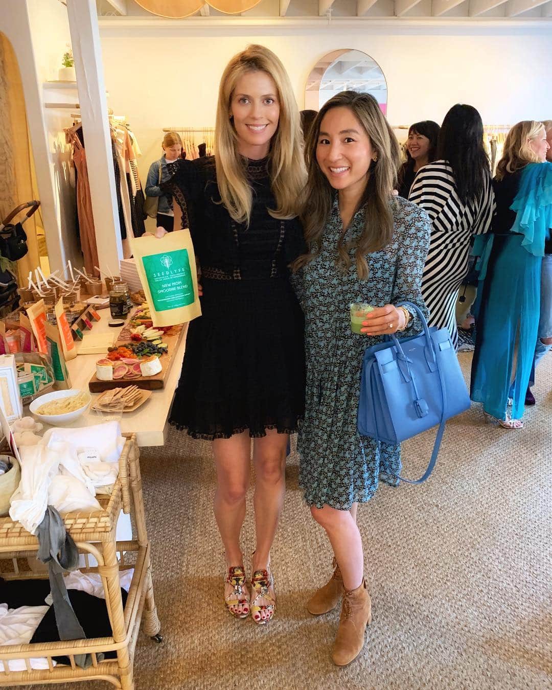 アンナ・ローソンのインスタグラム：「Thanks to everyone that came to support the official launch of @seedlyfe_ ! What an amazing evening with the most delicious bites and @seedlyfe_ smoothies from the incredible @elissagoodman ! It really does take a village and I cannot thank everyone enough for all the love and support! Link in the bio to purchase #fertility #pregancy and #newmom smoothie blends! 💗🧡💚」